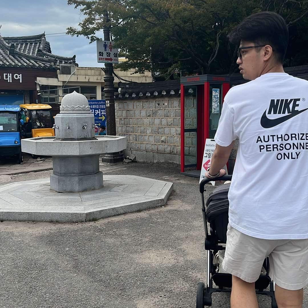 Jordan 1 Retro Low OG Mocha, Nike NSW Authorized Personnel T-Shirt White - Asia 착용 스타일