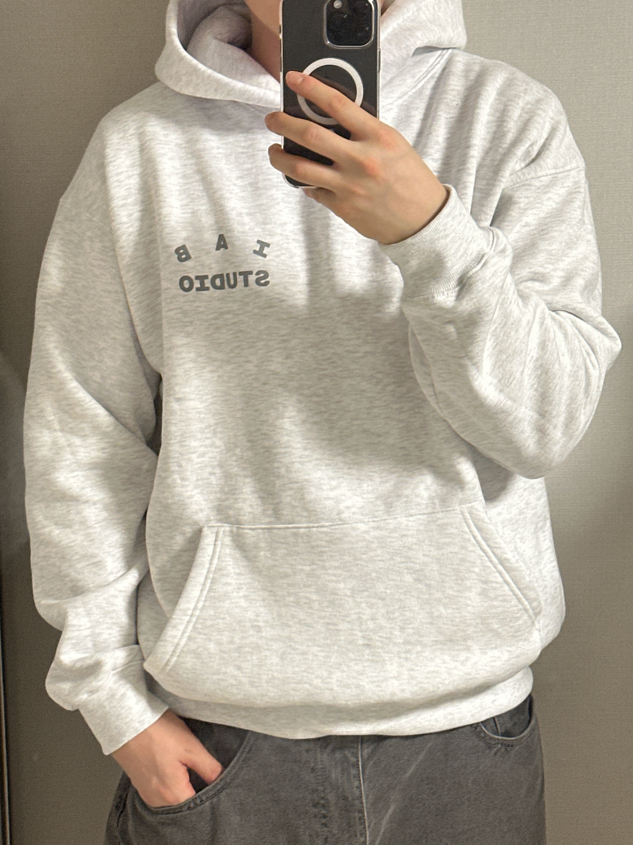 IAB Studio Hoodie Light Gray 착용 스타일