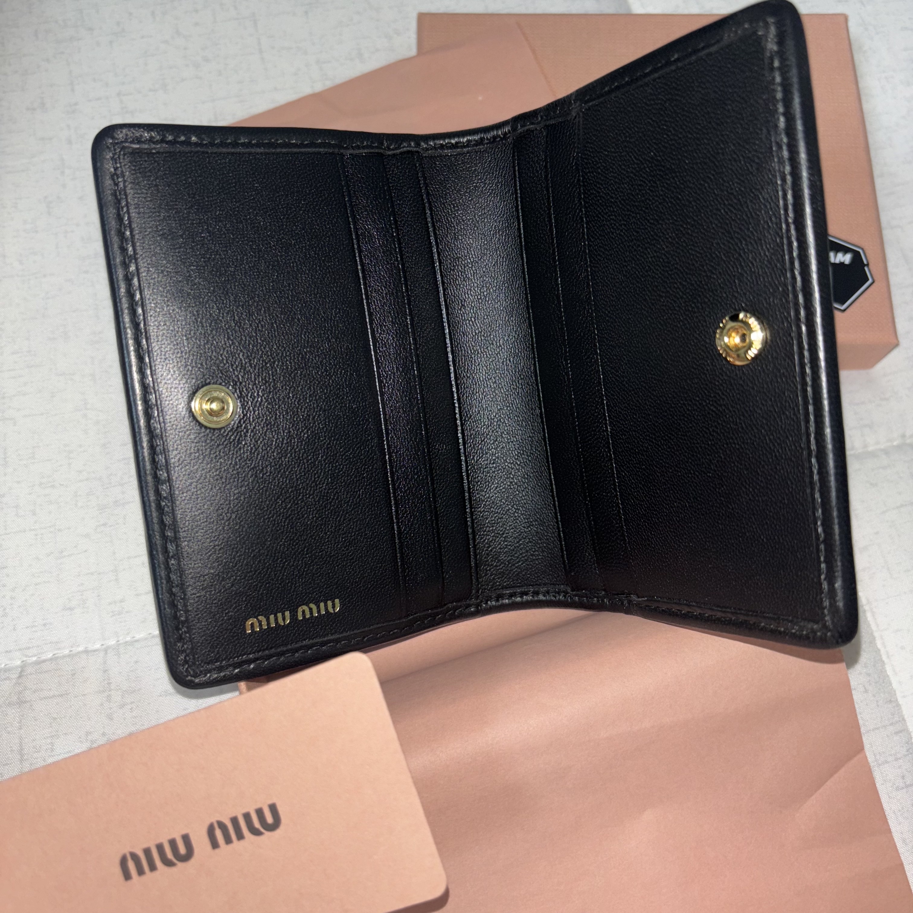 Miu Miu Matelasse Nappa Leather Card Holder Black 착용 스타일 - 2