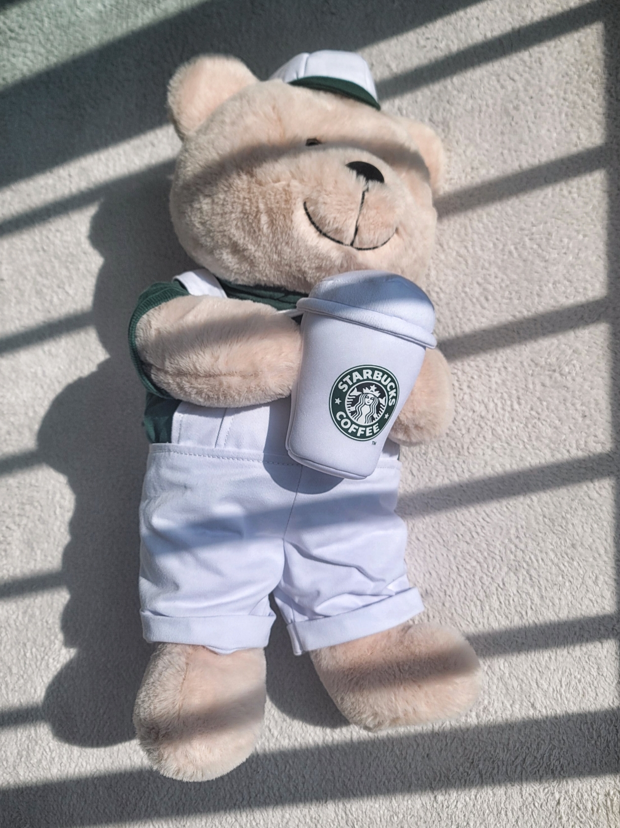 Starbucks 25th Anniversary Big Bearista 착용 스타일