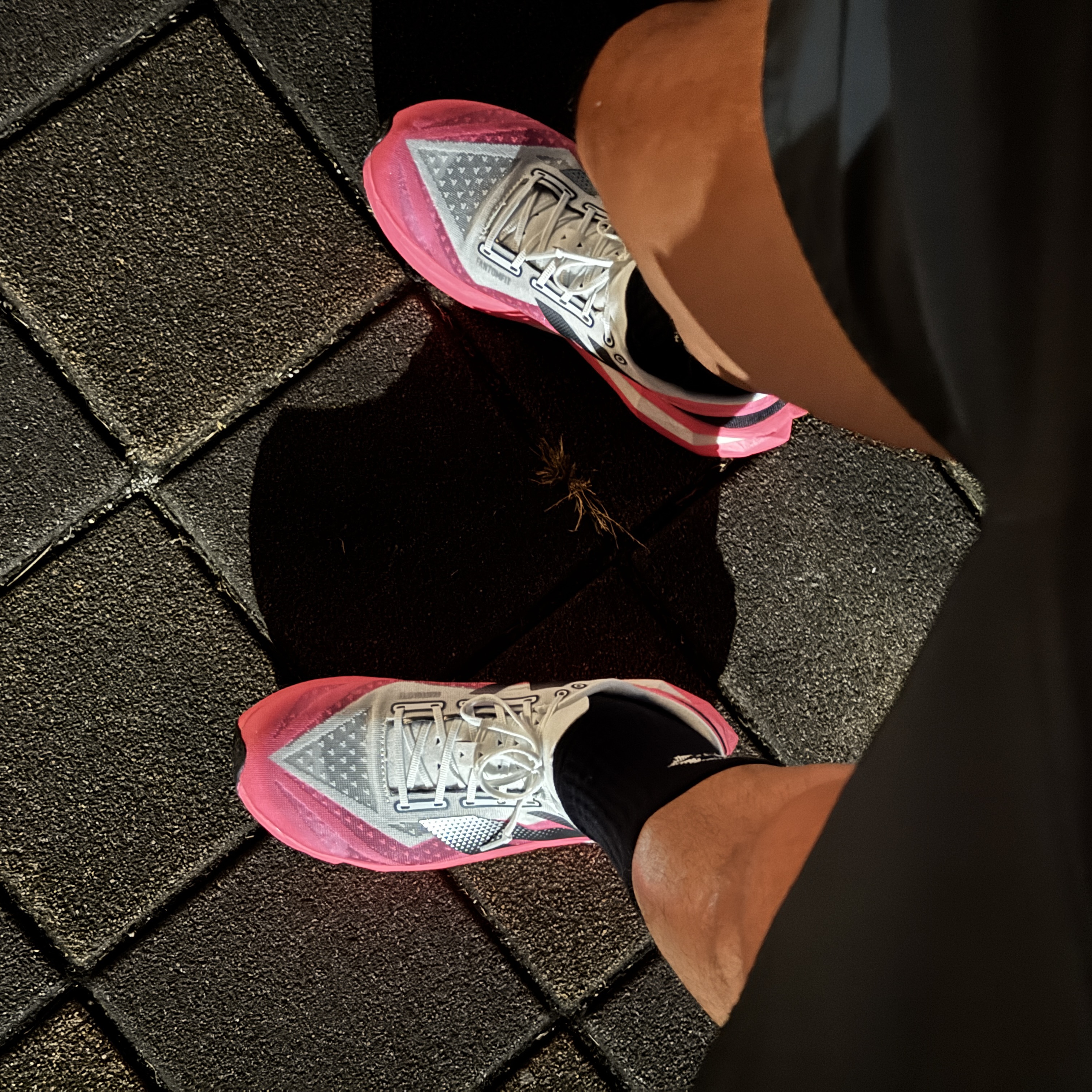 New Balance Fuelcell Supercomp Elite v4 Ultra Pink White - D Standard 착용 스타일 - 1