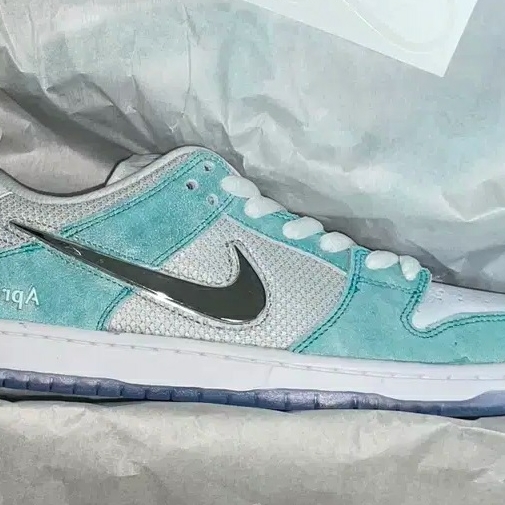 Nike x April Skateboards SB Dunk Low Pro QS Racer Blue Metallic Silver 착용 스타일