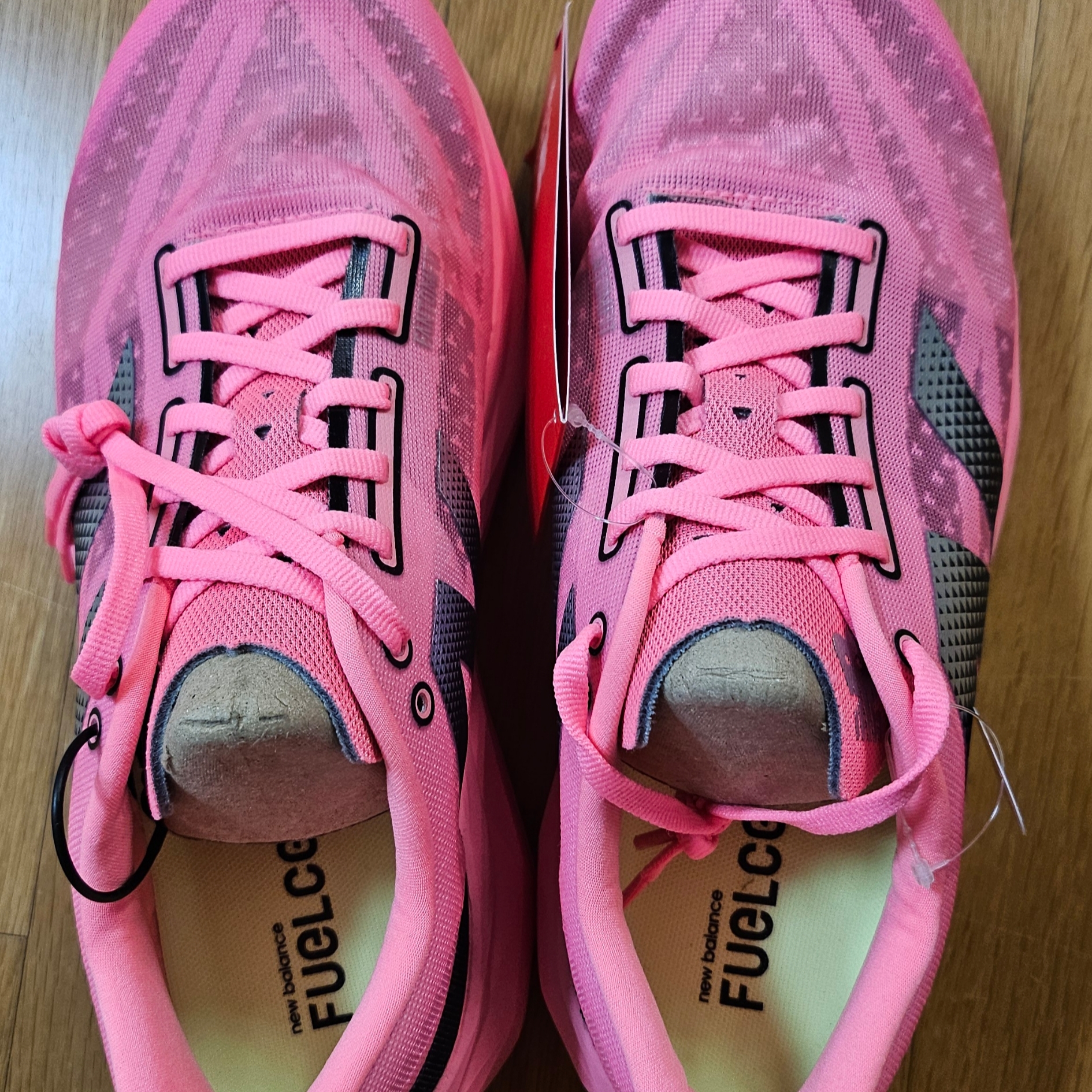 New Balance Fuelcell Rebel v4 Ultra Pink Black - 2E Wide 착용 스타일 - 2