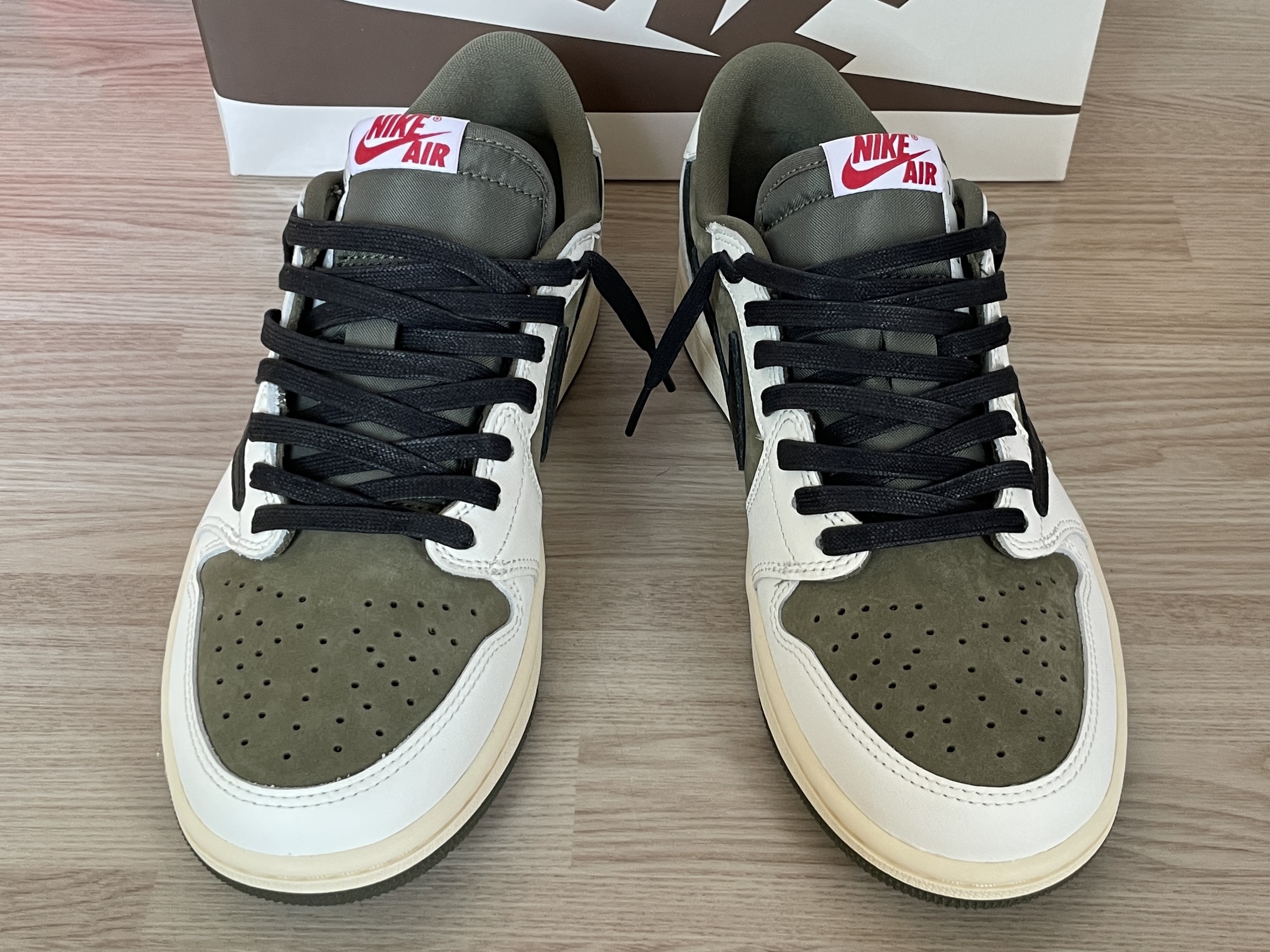 Jordan 1 x Travis Scott Retro Low OG SP Reverse Olive 착용 스타일 - 2