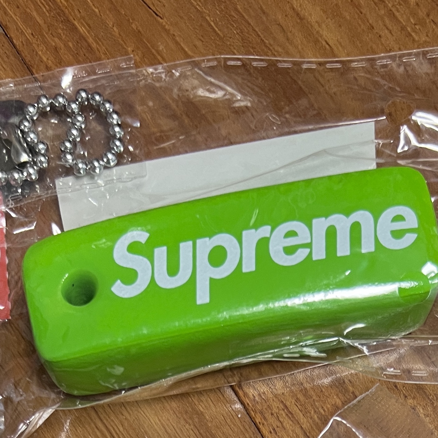 Supreme Floating Keychain Green - 23FW 착용 스타일