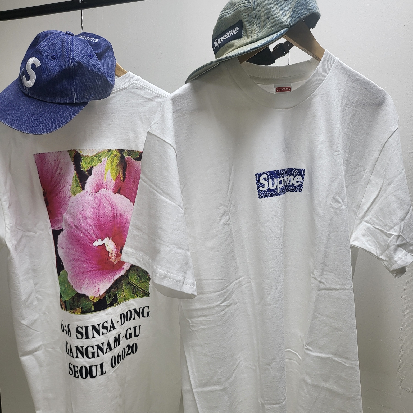 Supreme Seoul Box Logo T-Shirt White - 23FW, Supreme Washed Chino Twill Camp Cap Dirty Indigo - 24SS 착용 스타일