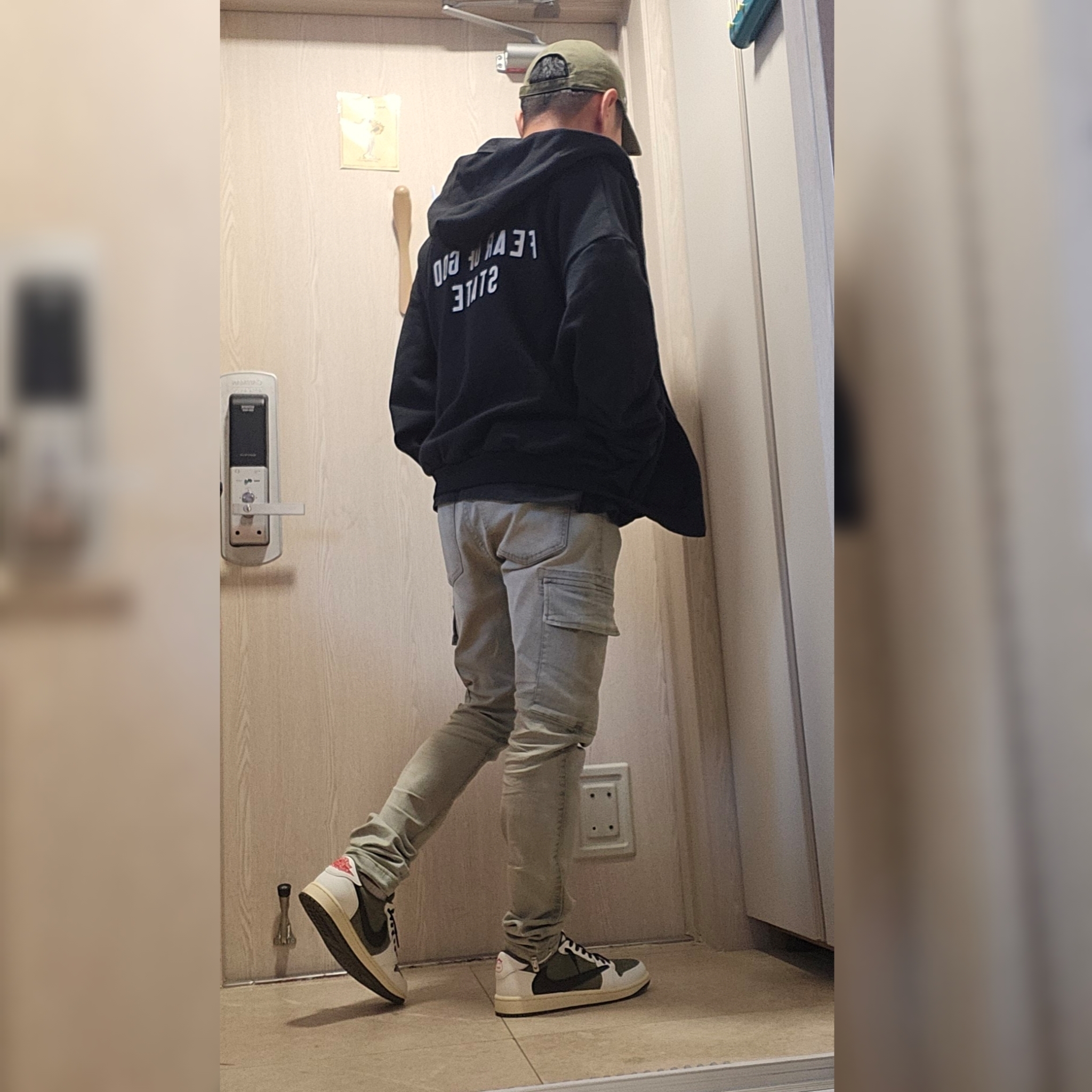 Jordan 1 x Travis Scott Retro Low OG SP Reverse Olive, Essentials Heavy Fleece Full Zip Hoodie Black - 24FW 착용 스타일