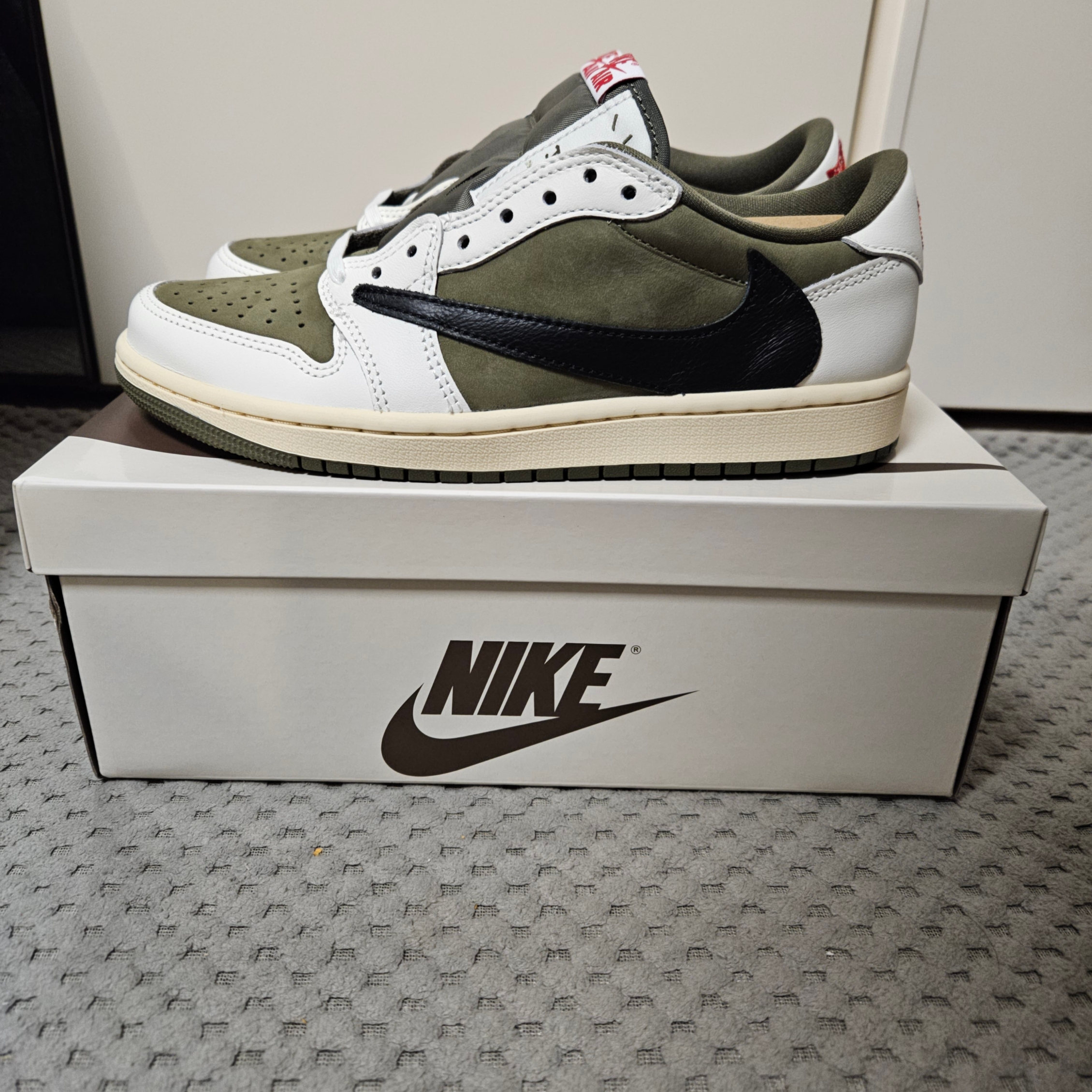 Jordan 1 x Travis Scott Retro Low OG SP Reverse Olive 착용 스타일 - 2