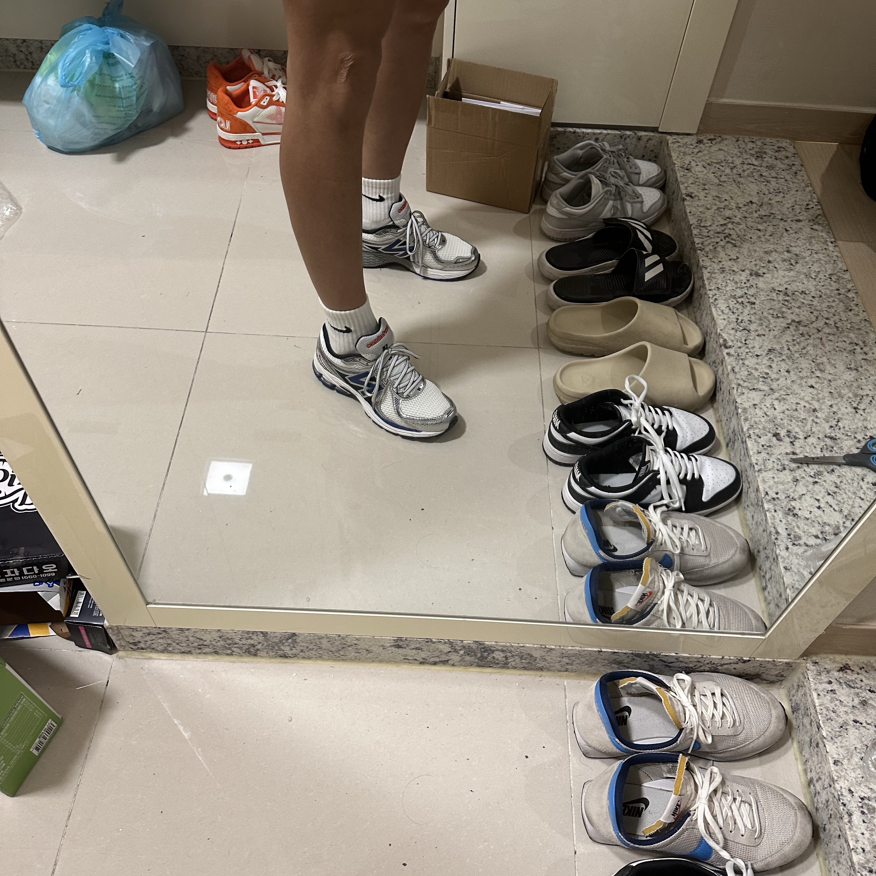 New Balance 860v2 Metallic Silver 착용 스타일