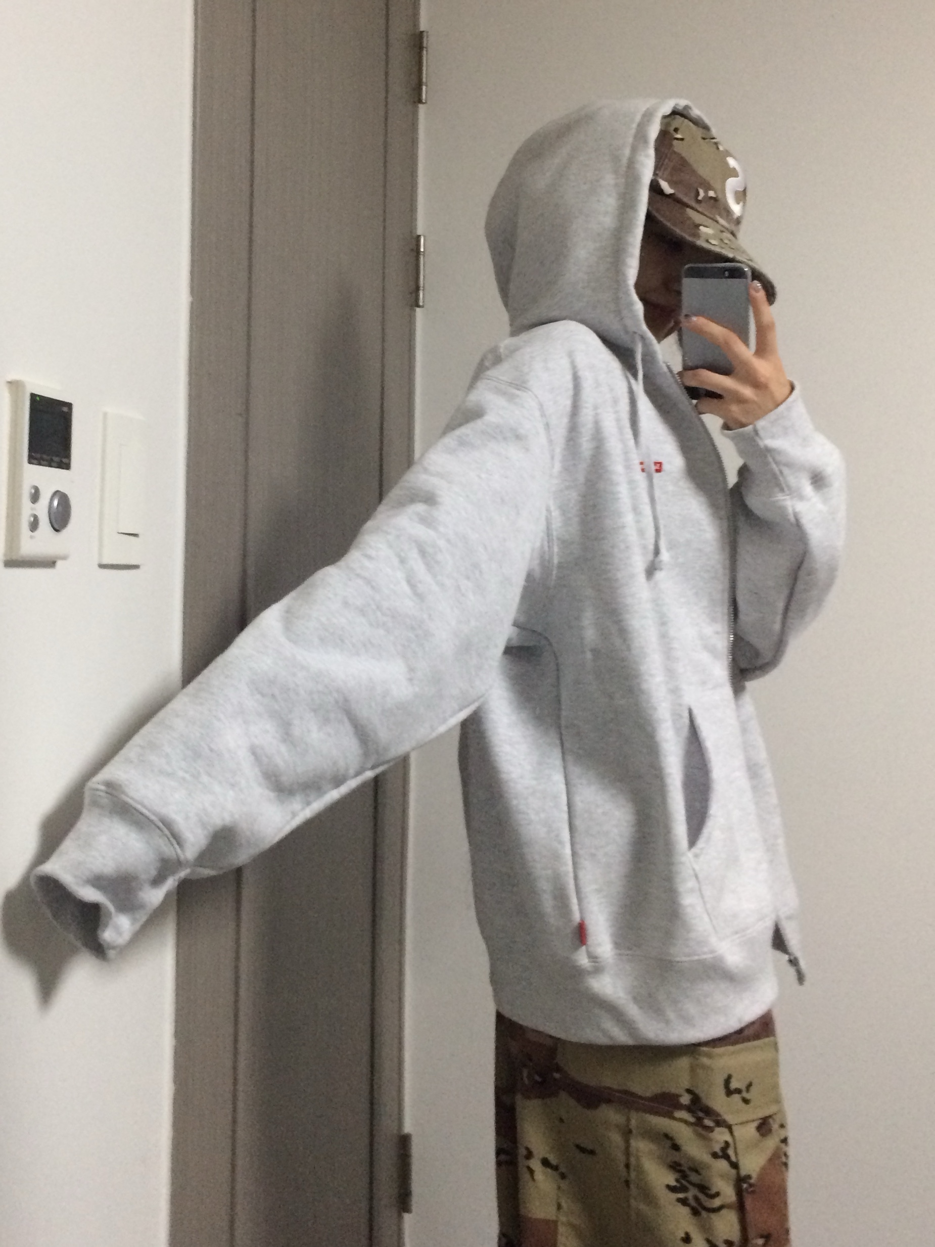 Supreme Pigment S Logo 6-Panel Chocolate Chip Camo - 24FW, Supreme Small Box Zip Up Hooded Sweatshirt Ash Grey - 24FW 착용 스타일 - 3