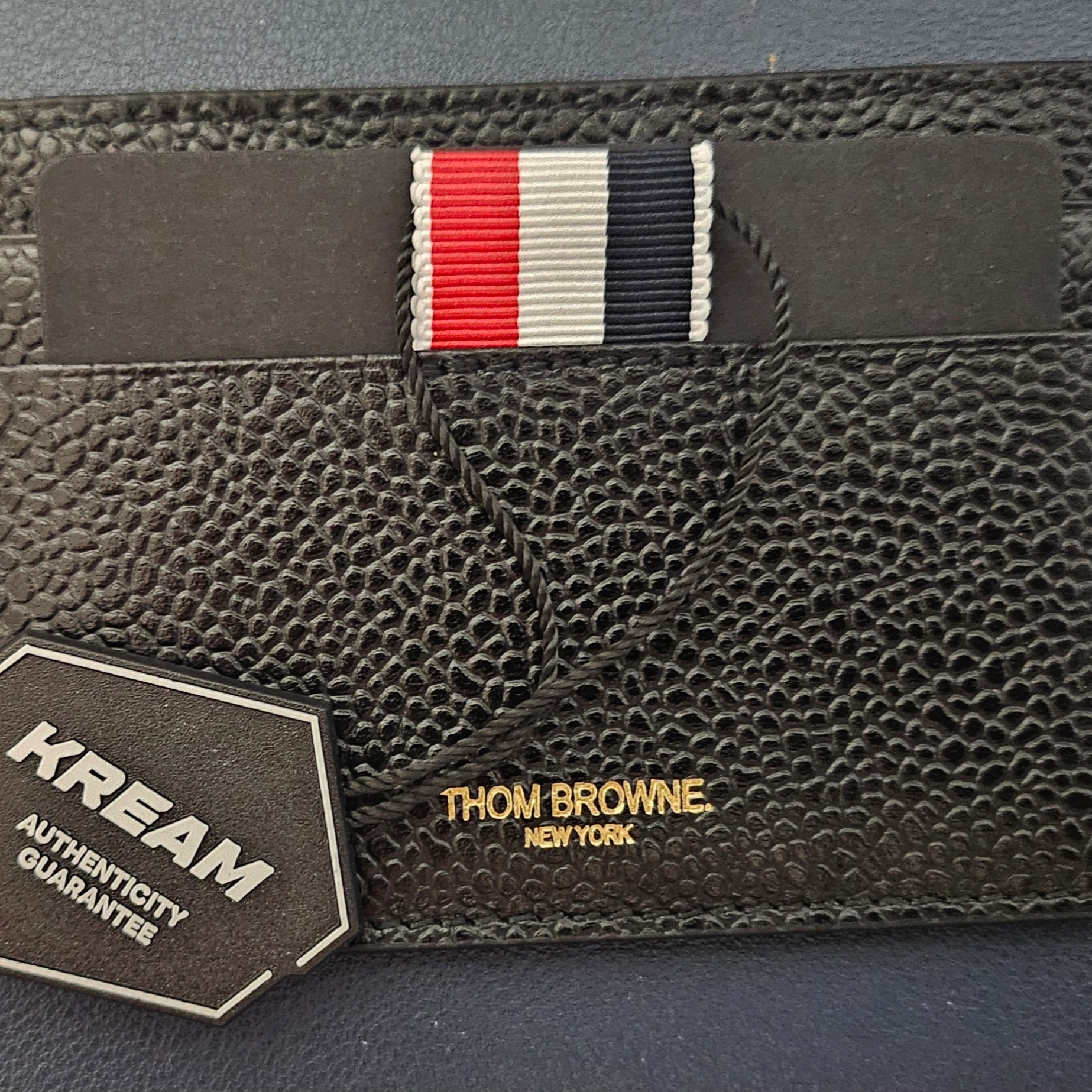 Thom Browne Pebble Grain Leather Stripe Single Card Holder Black 착용 스타일