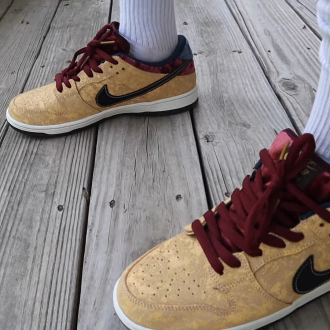 Nike SB Dunk Low Pro Celestial Gold and Dark Team Red 착용 스타일