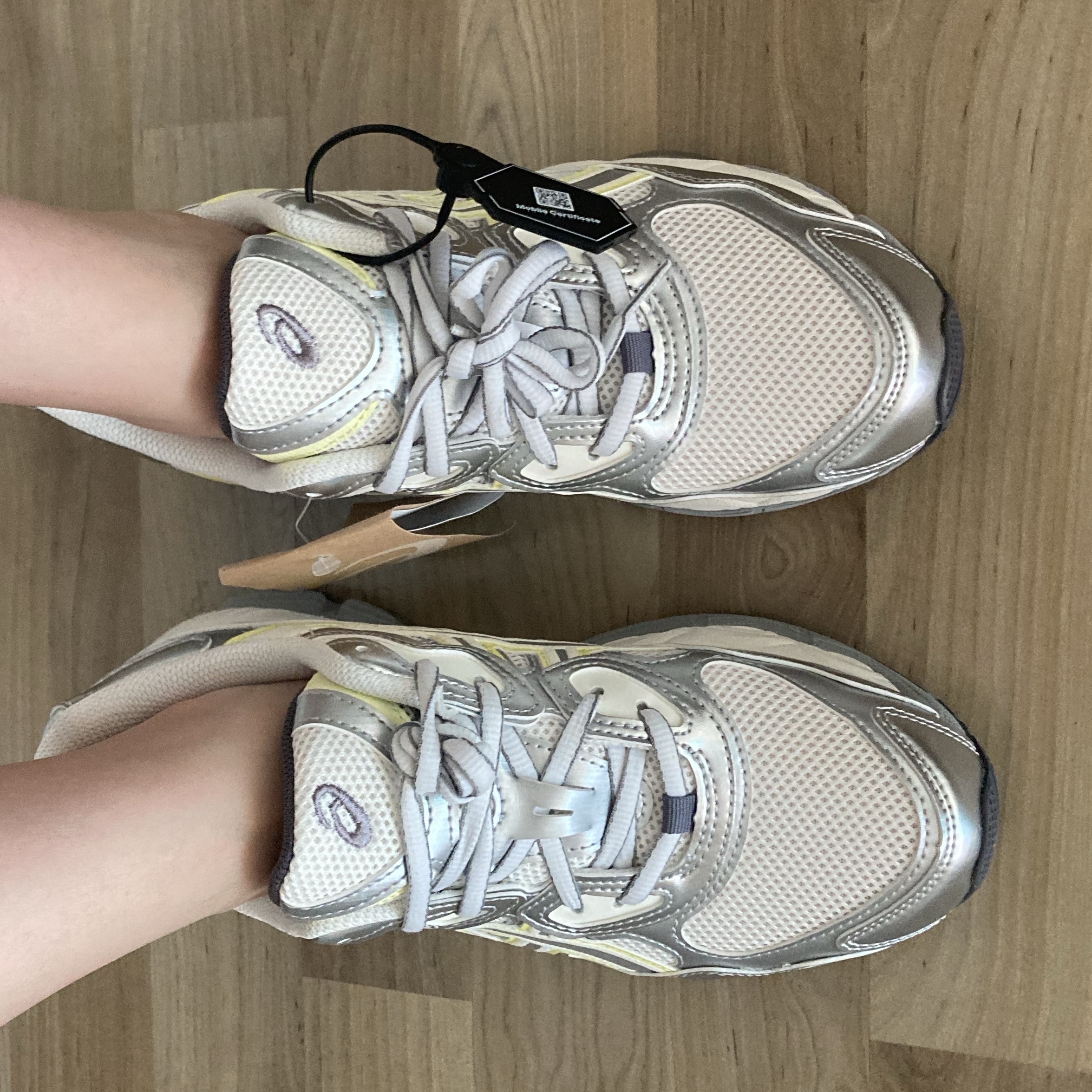 (W) Asics x Emmi Gel-NYC White Huddle Yellow 착용 스타일
