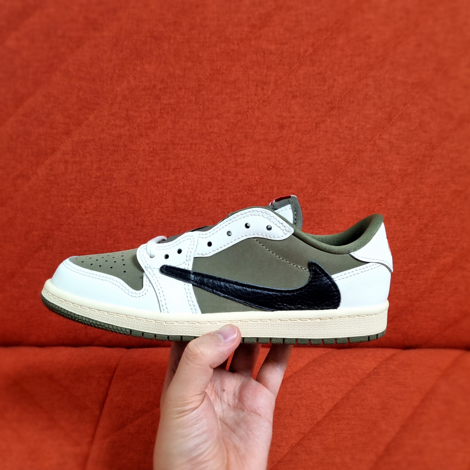 (PS) Jordan 1 x Travis Scott Retro Low OG SP Reverse Olive 착용 스타일 - 3