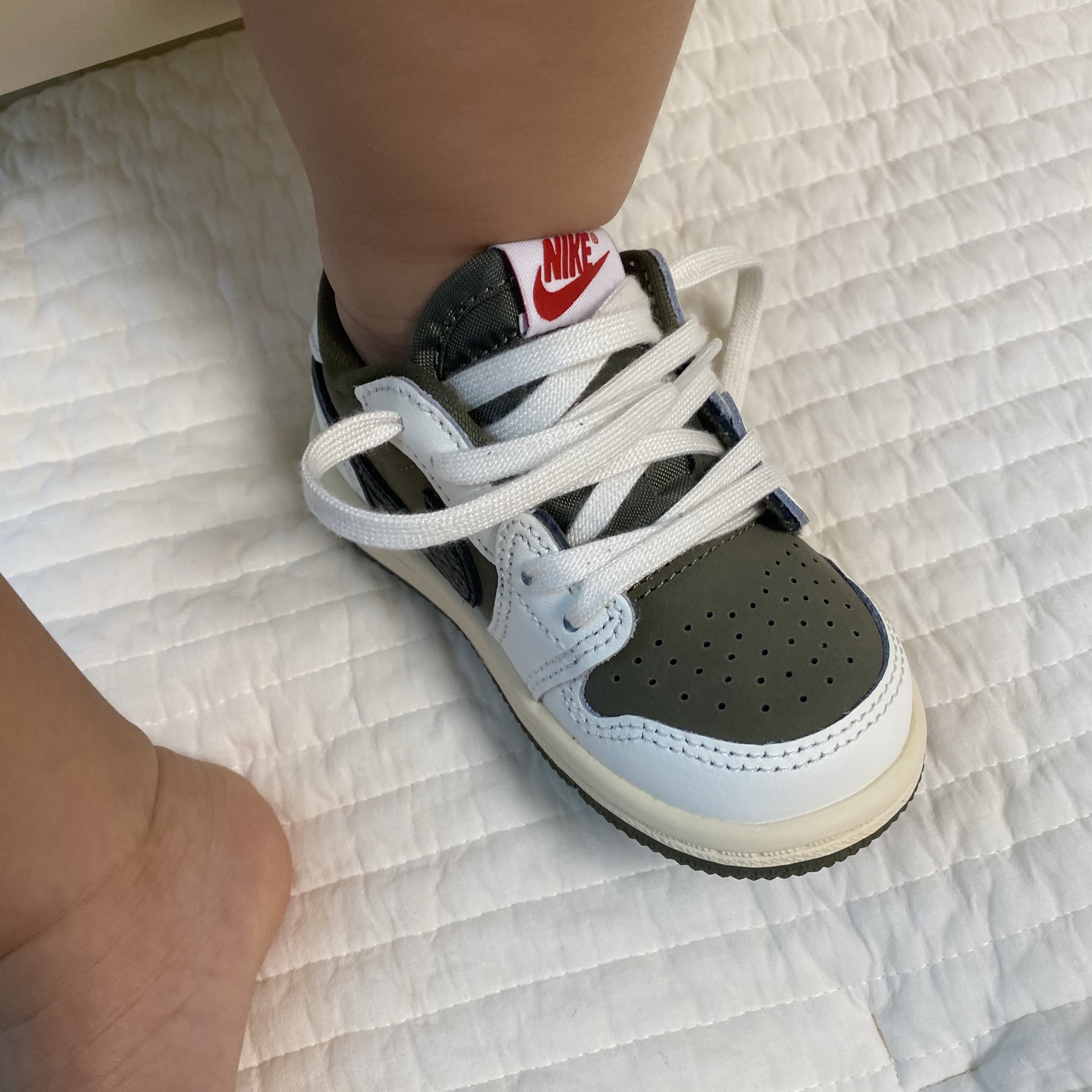 (TD) Jordan 1 x Travis Scott Retro Low OG SP Reverse Olive 착용 스타일 - 2