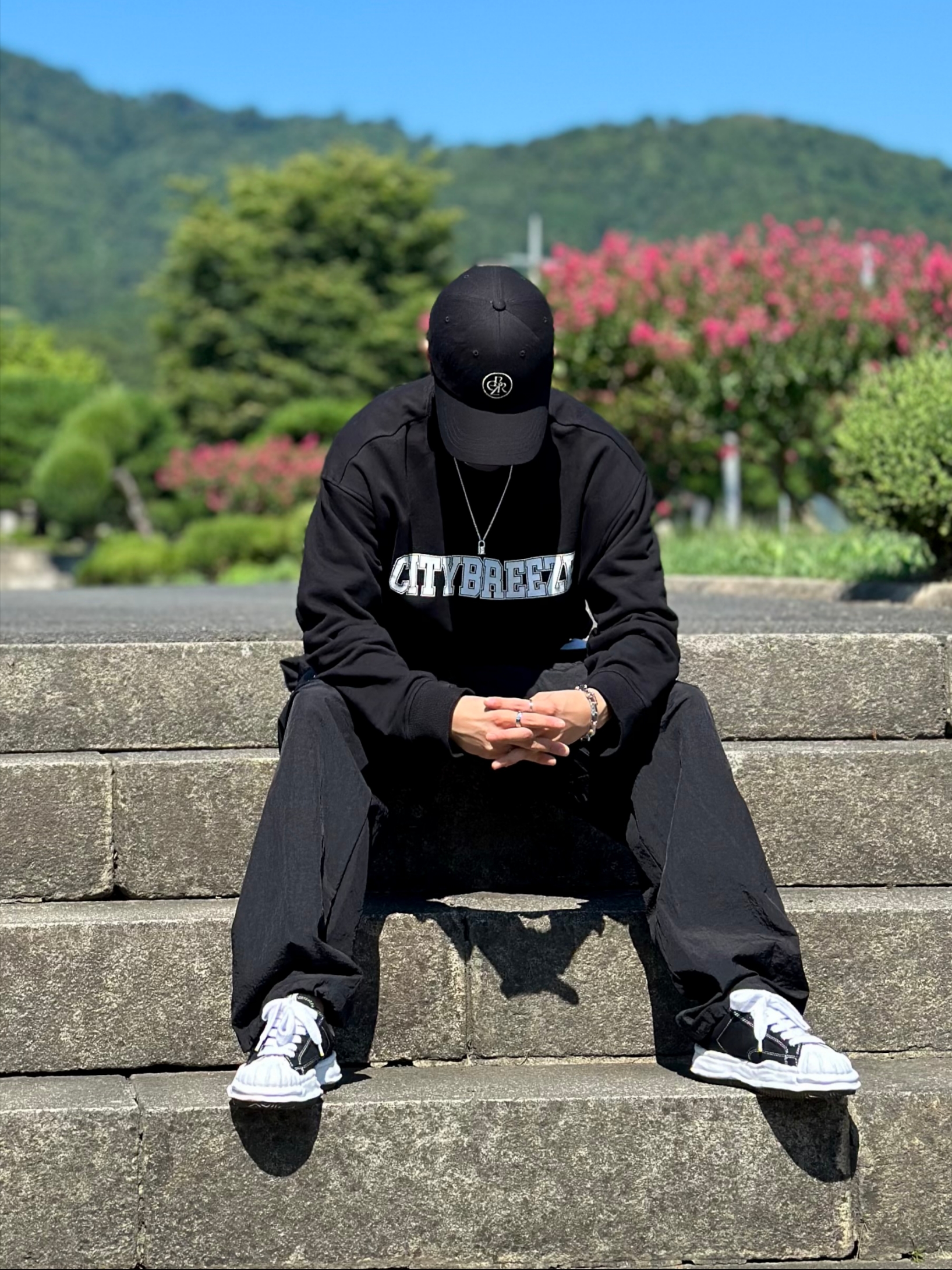 Maison Mihara Yasuhiro Blakey OG Sole Canvas Low-top Sneakers Black White, Louis Vuitton Monogram Chain Bracelet Silver 착용 스타일 - 1