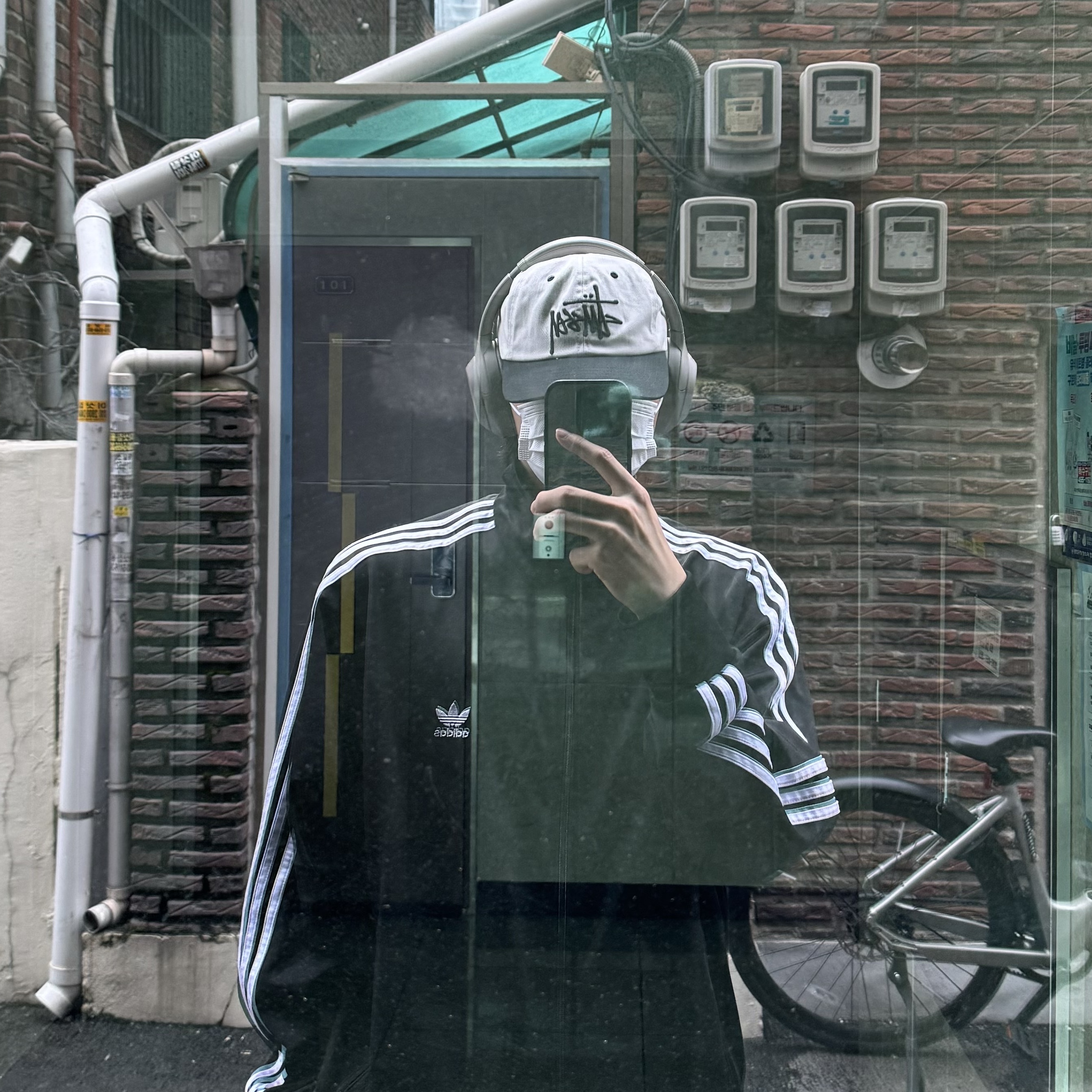 Stussy Low Profile Big Basic Snapback Bone 착용 스타일 - 1