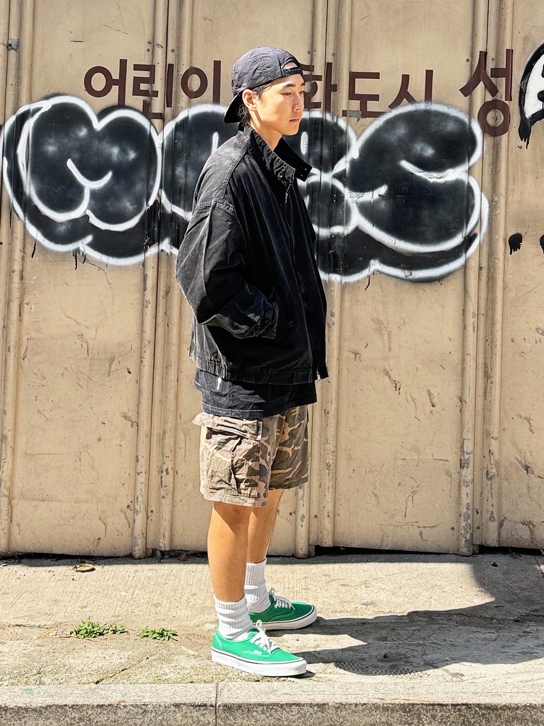 QT8 GARMENTS TL Washed Oxford Harrington Jacket Black, QT8 GARMENTS BN Camo Ripstop Cargo Shorts Khaki 착용 스타일 - 1