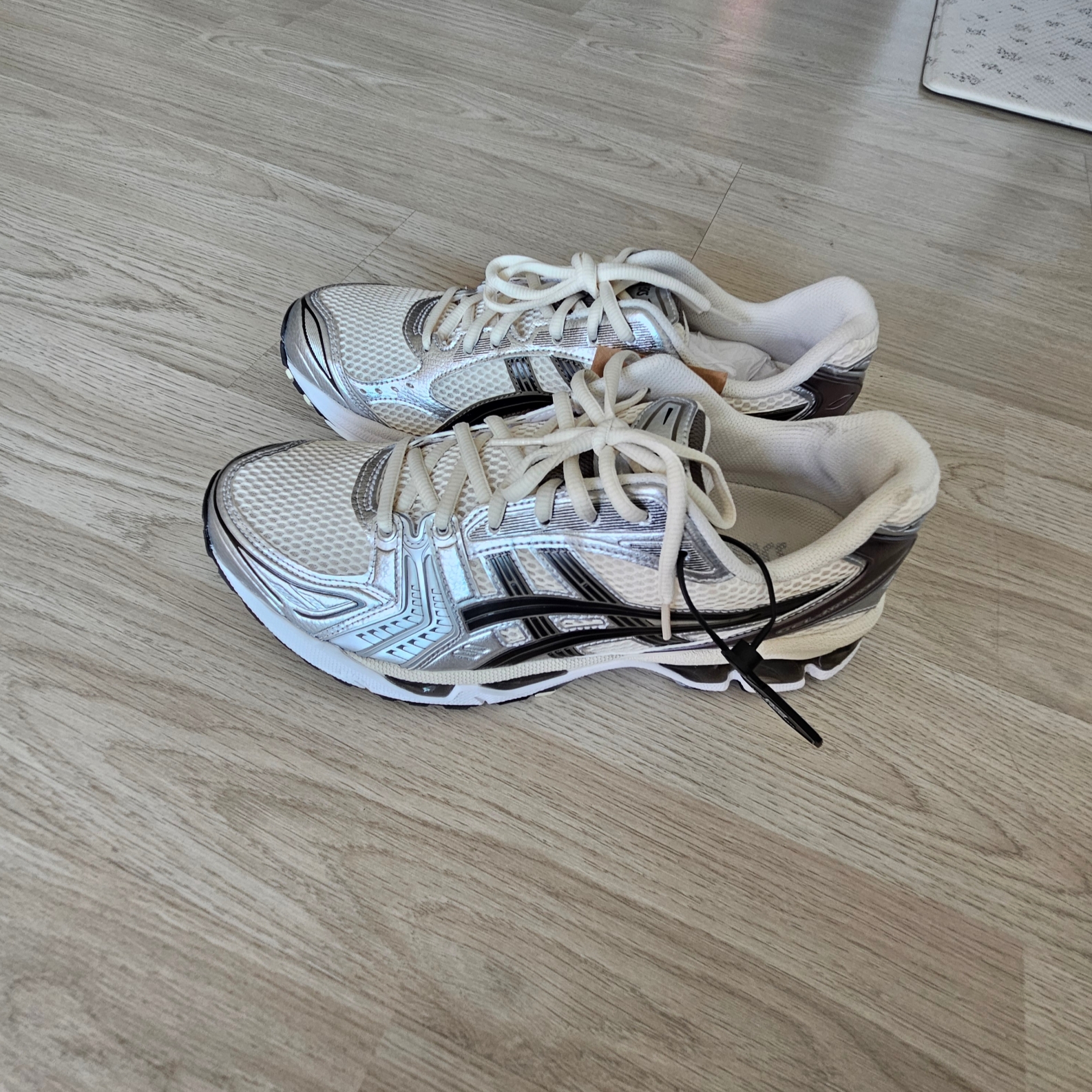Asics Gel-Kayano 14 Cream Black 착용 스타일