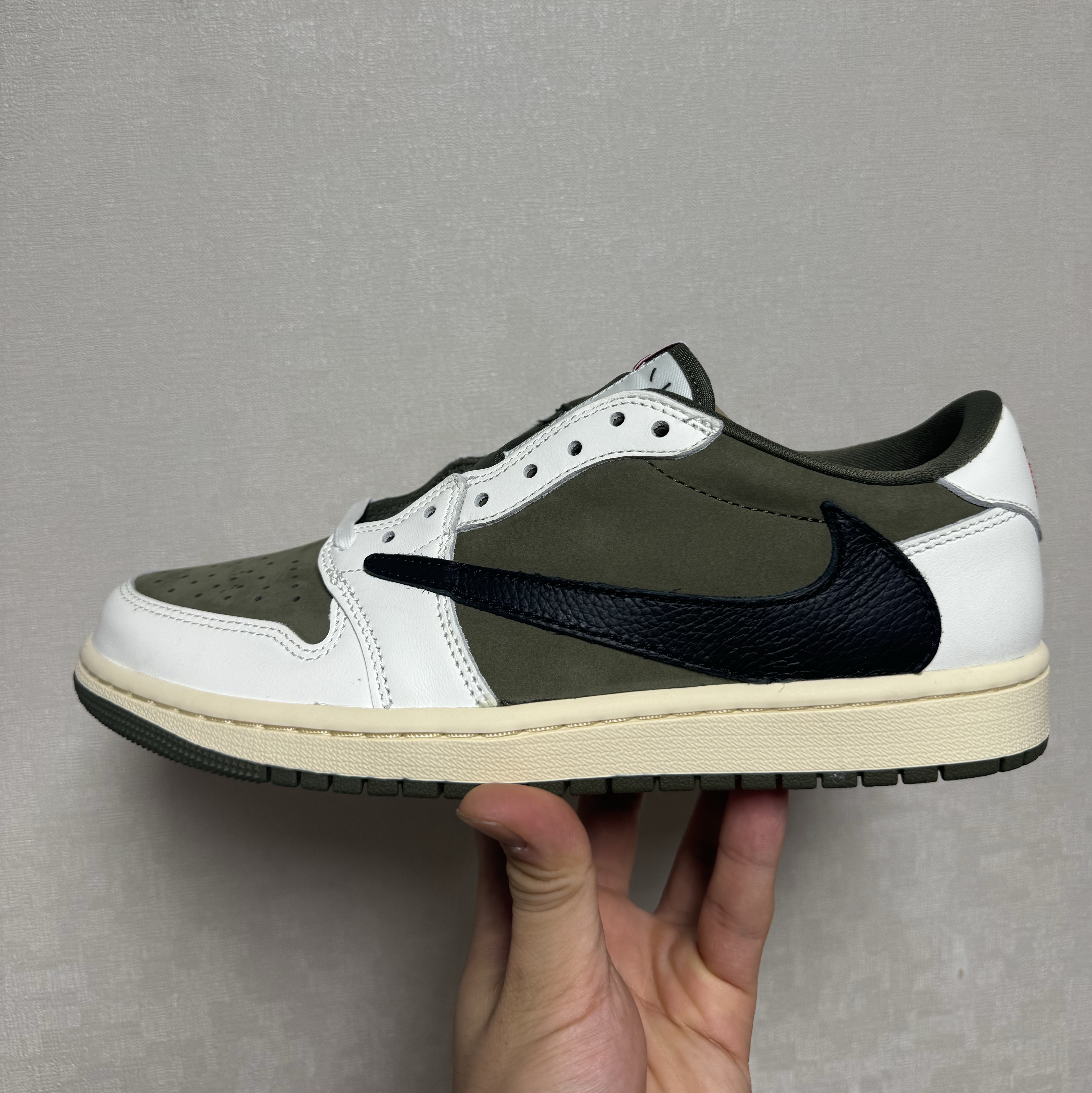 Jordan 1 x Travis Scott Retro Low OG SP Reverse Olive 착용 스타일