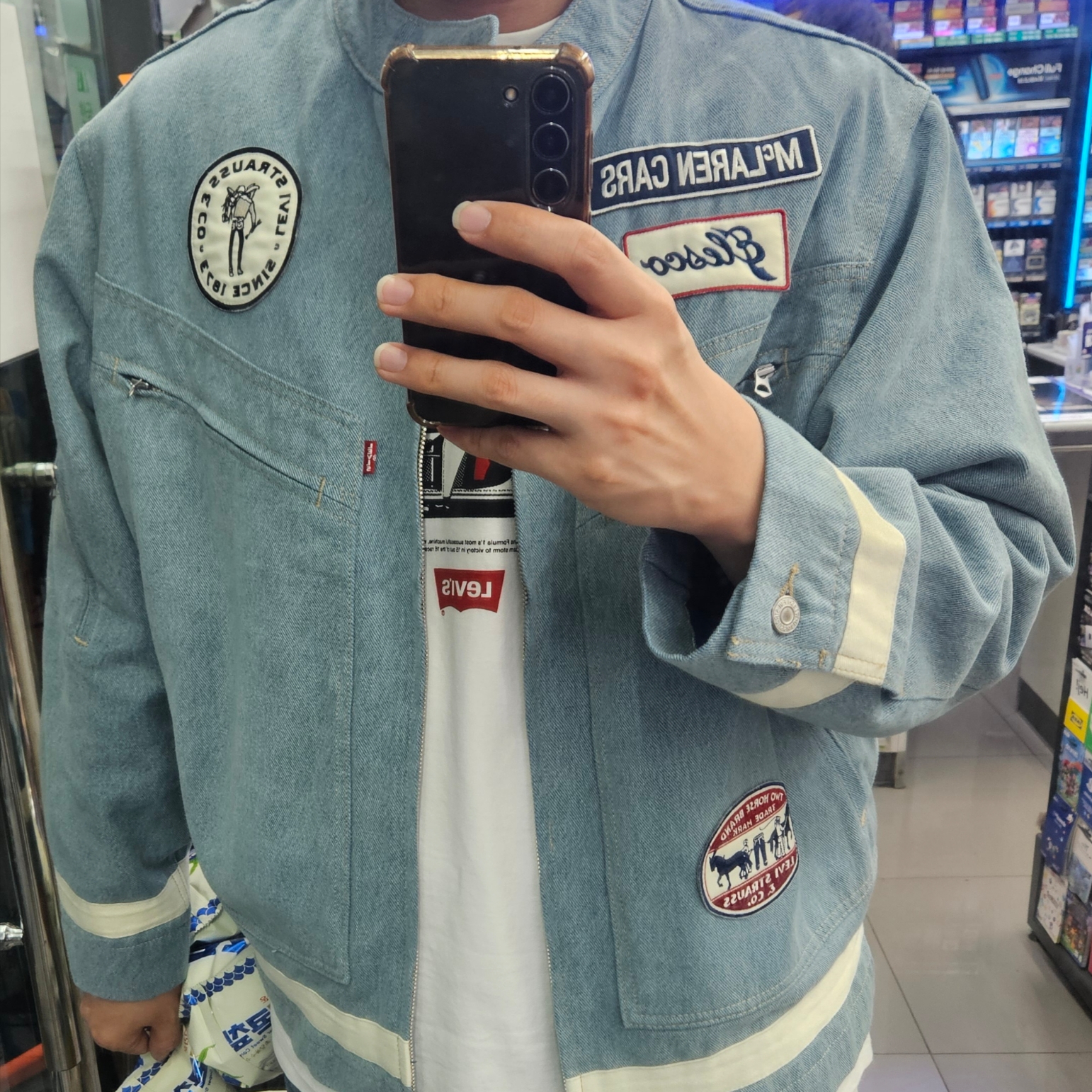 Levi’s x McLaren Racing Jacket Light Indigo, Levi’s x McLaren Racing Heritage T-Shirt White 착용 스타일