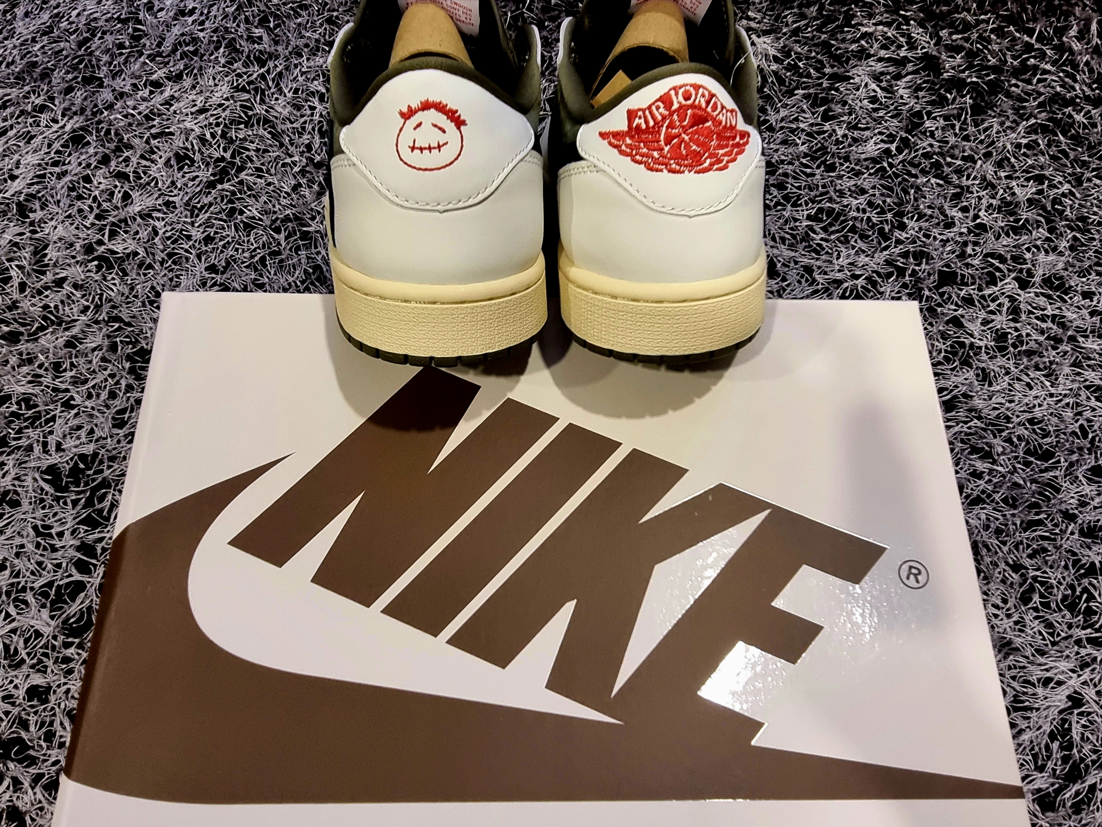 Jordan 1 x Travis Scott Retro Low OG SP Reverse Olive 착용 스타일 - 5