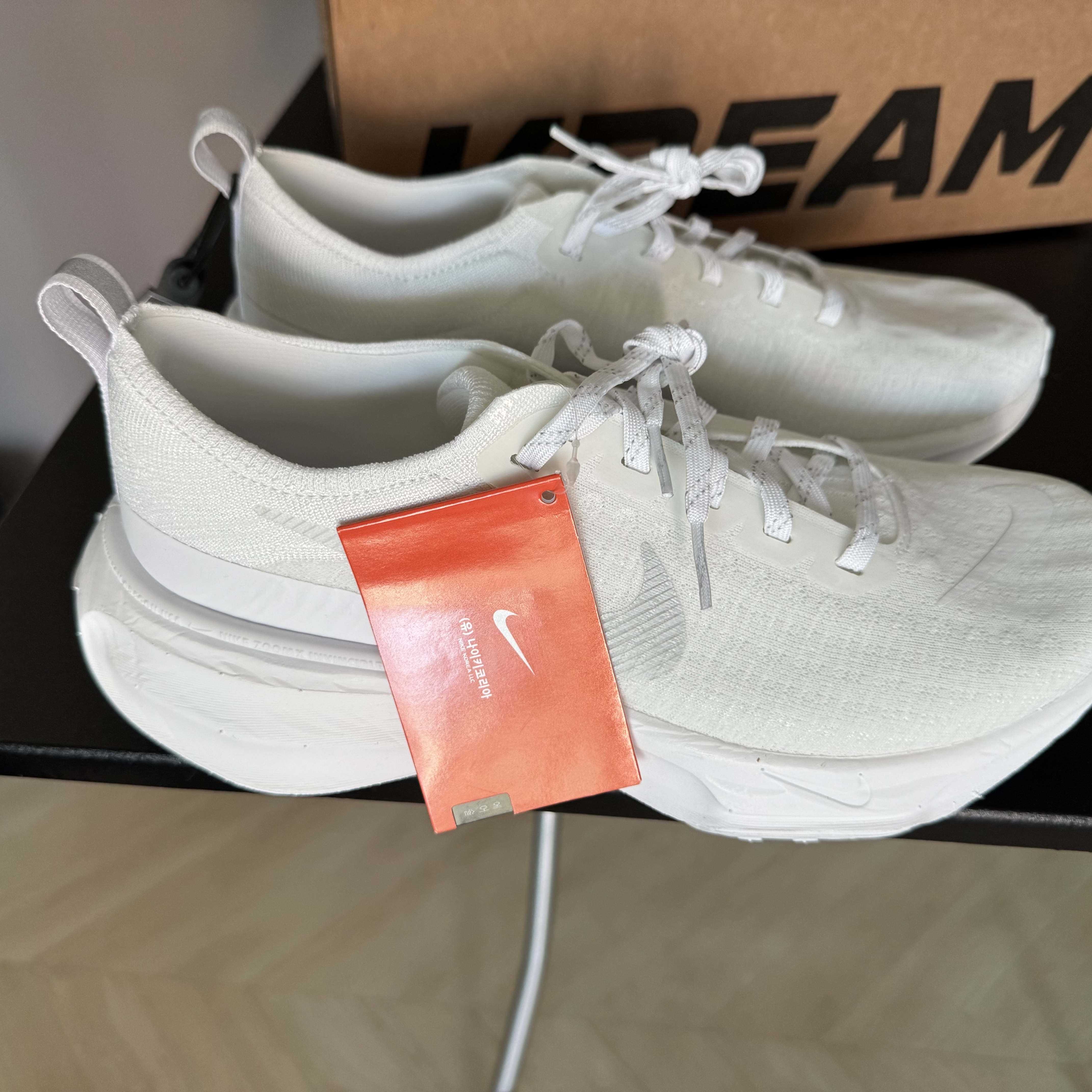 Nike ZoomX Invincible Run Flyknit 3 White Photon Dust 착용 스타일 - 2