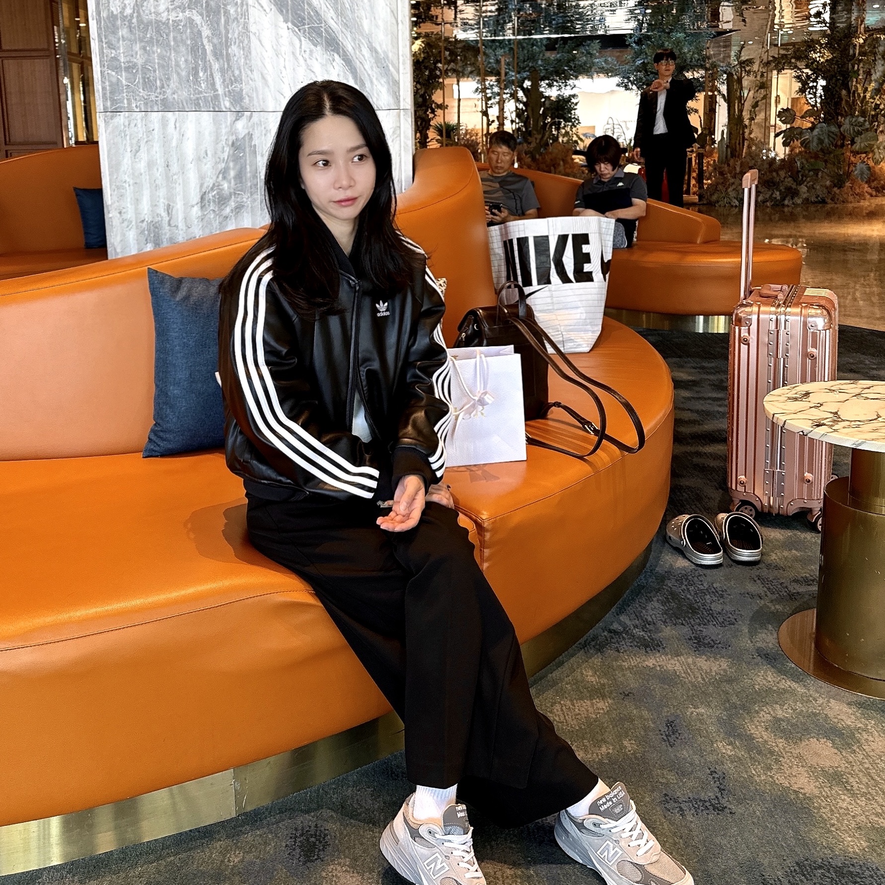 (W) Adidas SST Pleather Loose Padded Jacker Black - KR Sizing, (W) Adidas SST Pleather Loose Padded Jacket Black - US Sizing 착용 스타일 - 3