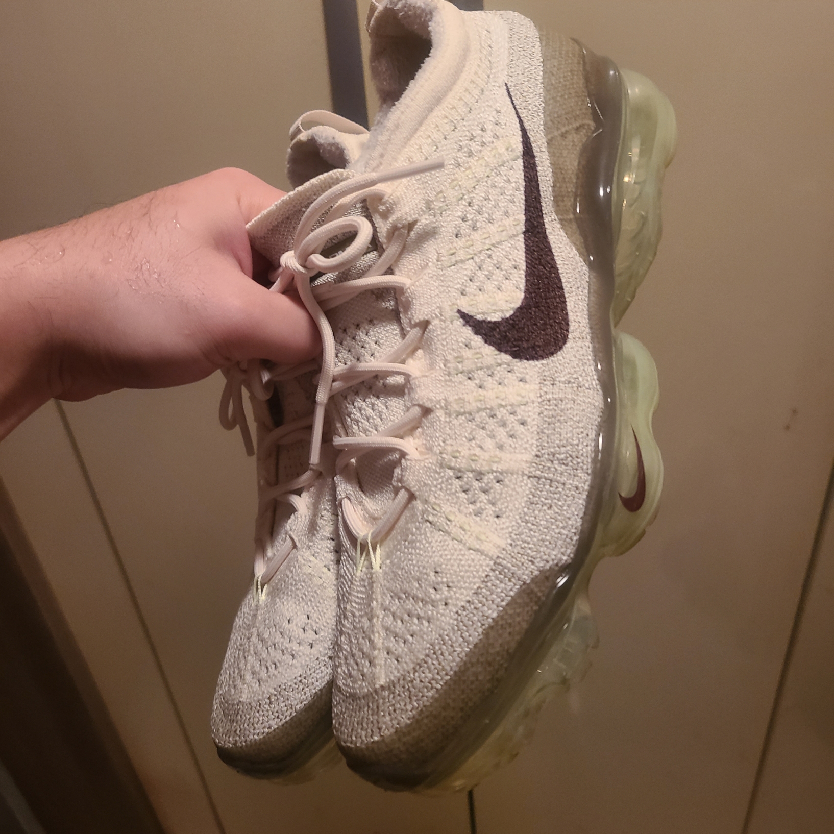 Nike Air Vapormax 2023 Flyknit Coconut Milk Neutral Olive 착용 스타일
