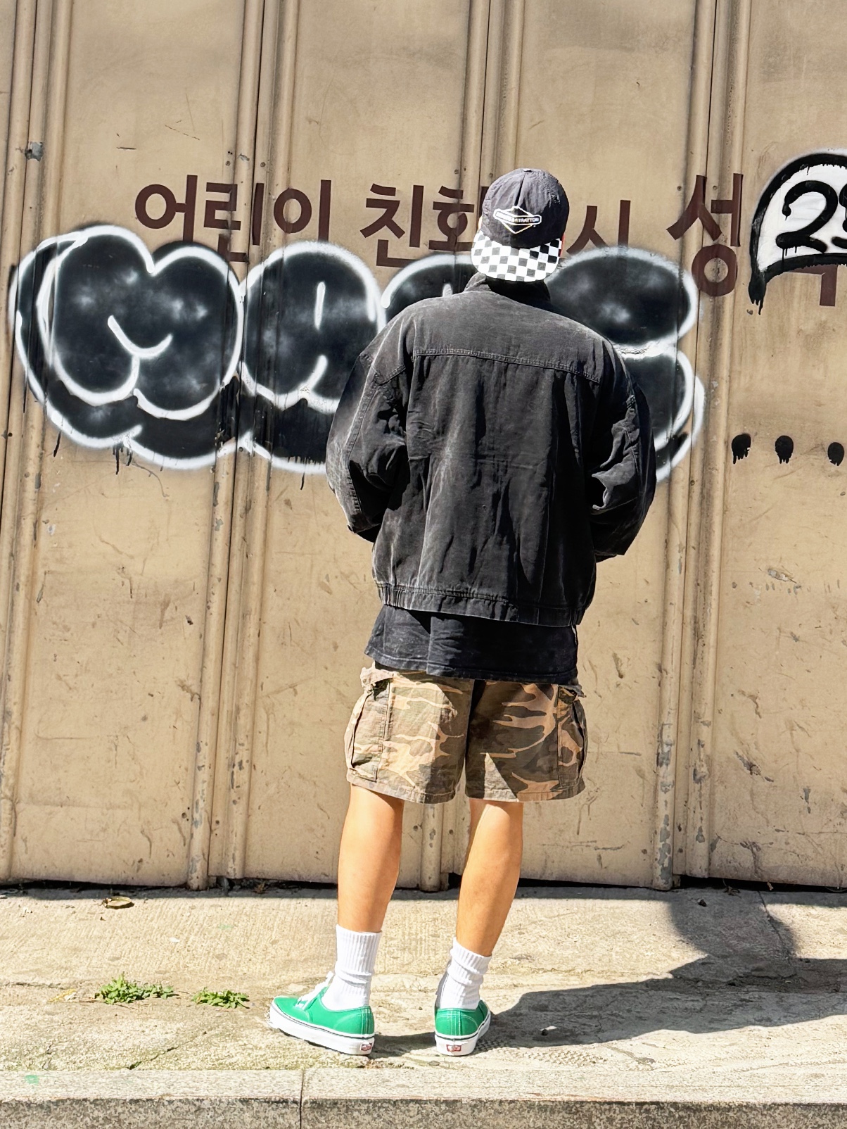 QT8 GARMENTS TL Washed Oxford Harrington Jacket Black, QT8 GARMENTS BN Camo Ripstop Cargo Shorts Khaki 착용 스타일 - 2