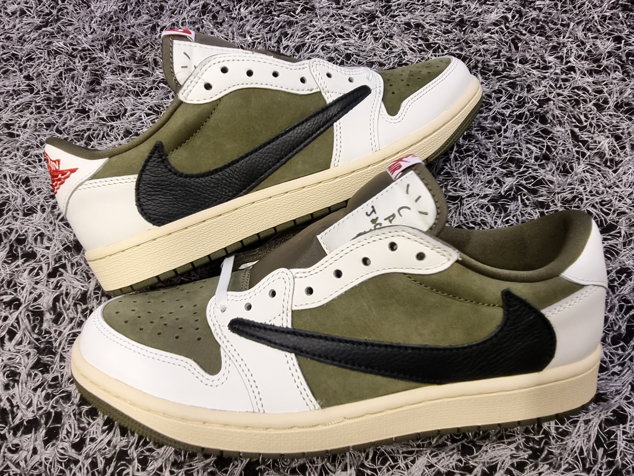 Jordan 1 x Travis Scott Retro Low OG SP Reverse Olive 착용 스타일 - 2