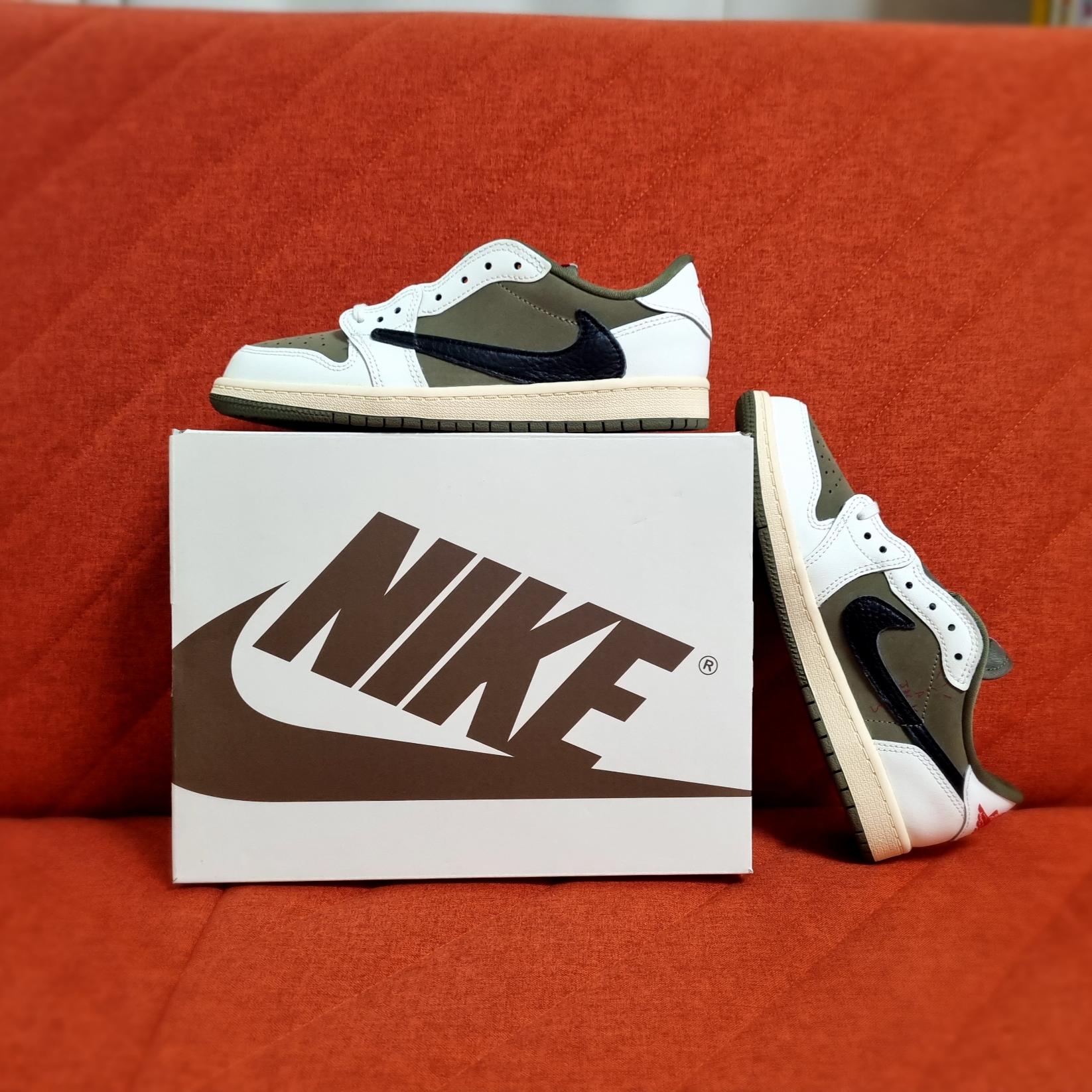 (PS) Jordan 1 x Travis Scott Retro Low OG SP Reverse Olive 착용 스타일 - 1