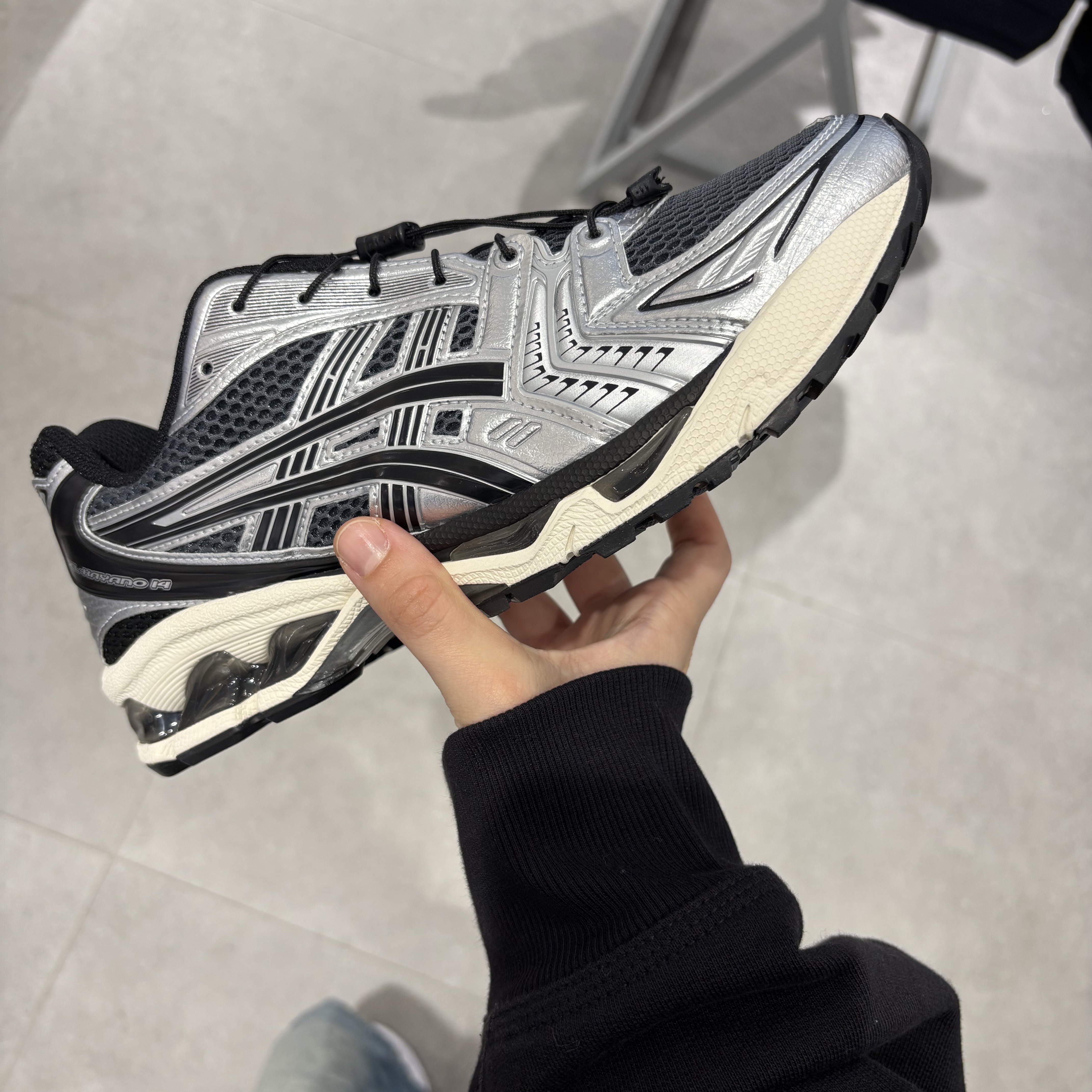 Asics Unlimited Gel-Kayano 14 Carrier Grey Black, Stussy Sport Script Crew Black 착용 스타일 - 3