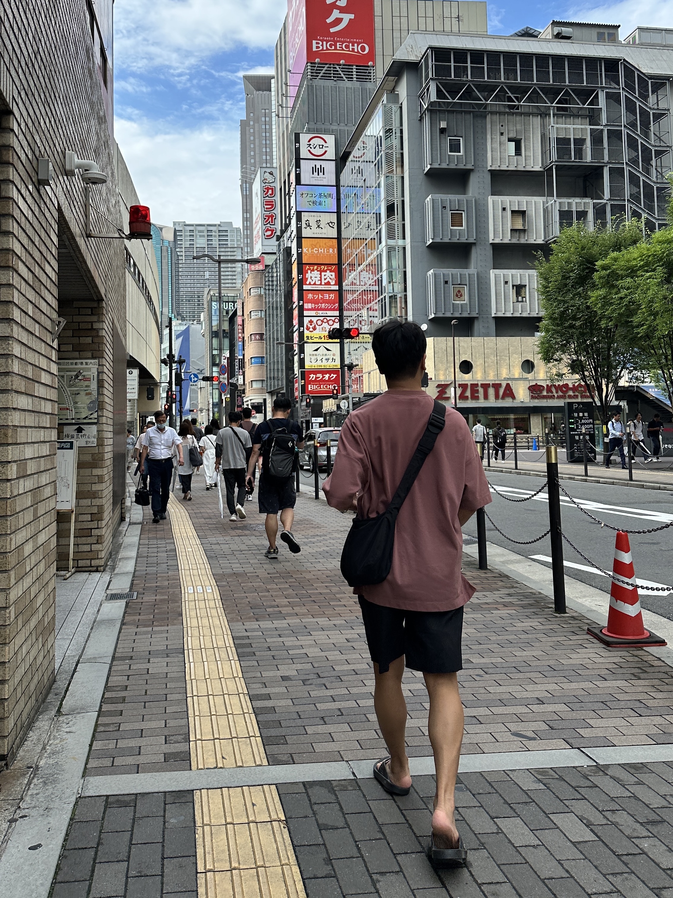 COS Nylon Crossbody Saddle Bag Black, Oofos OOriginal Black 착용 스타일