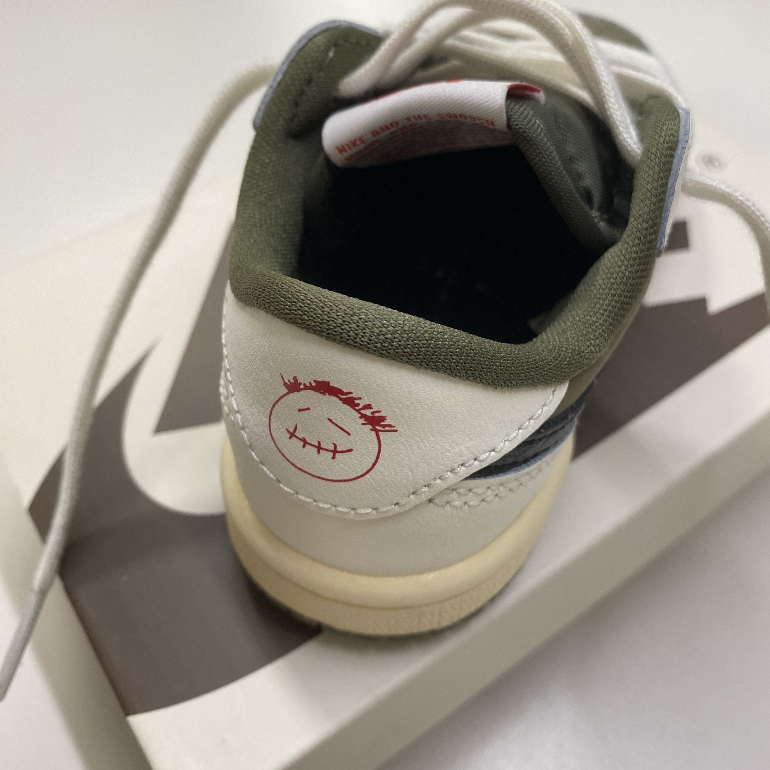 (TD) Jordan 1 x Travis Scott Retro Low OG SP Reverse Olive 착용 스타일 - 4