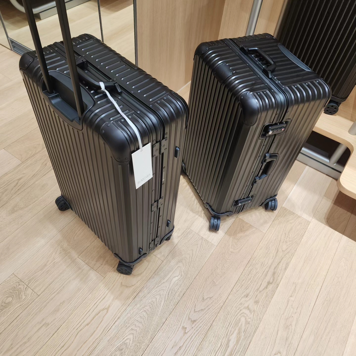 Rimowa Hybrid Check-In M All Black Aluminium-Magnesium Polycarbonate Matte Black 착용 스타일 - 1
