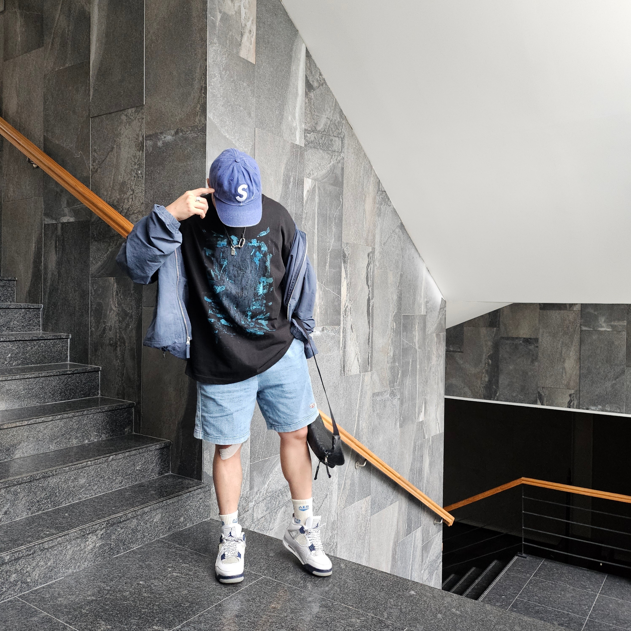 Stussy Wave Dye Beach Shell Jacket Navy, Jordan 4 Retro Midnight Navy 착용 스타일 - 1