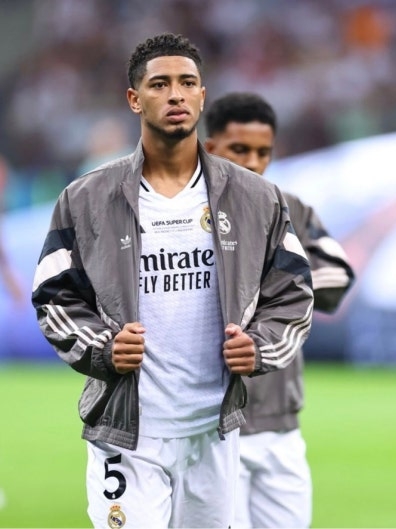 Adidas Real Madrid Originals Track Top Charcoal Grey - KR Sizing, Adidas Real Madrid 2024/25 Home Authentic Jersey White - KR Sizing (Non Marking Ver.) 착용 스타일 - 2