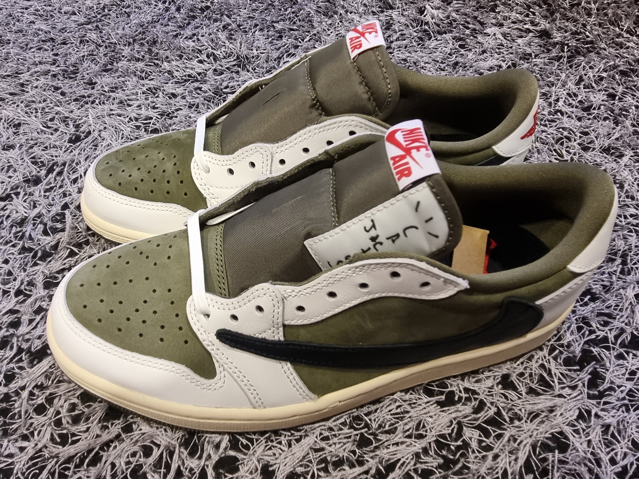 Jordan 1 x Travis Scott Retro Low OG SP Reverse Olive 착용 스타일 - 1
