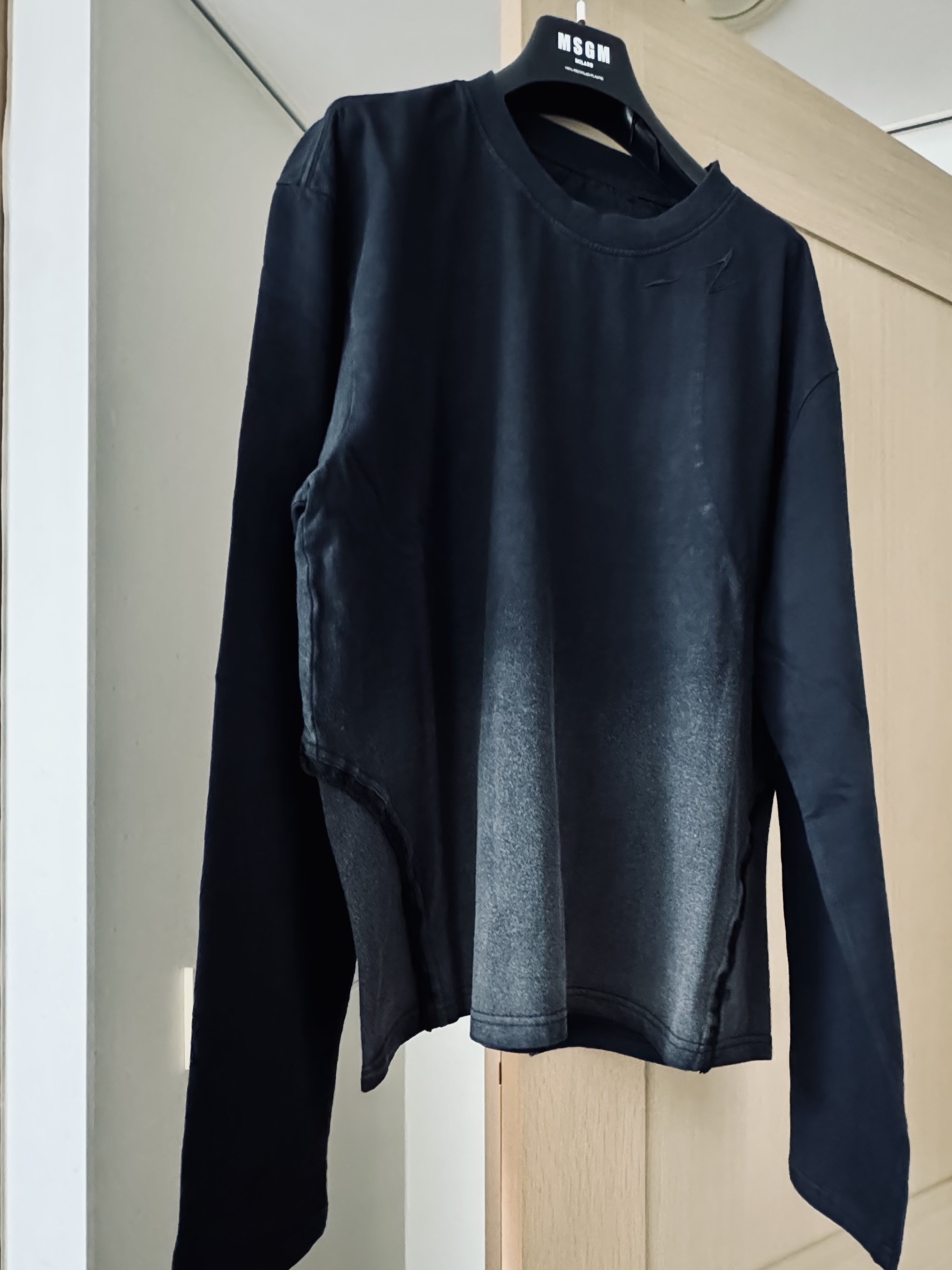 [KREAM 단독] BLR Destroyed Gradation Washing Long Sleeve Black 착용 스타일 - 2