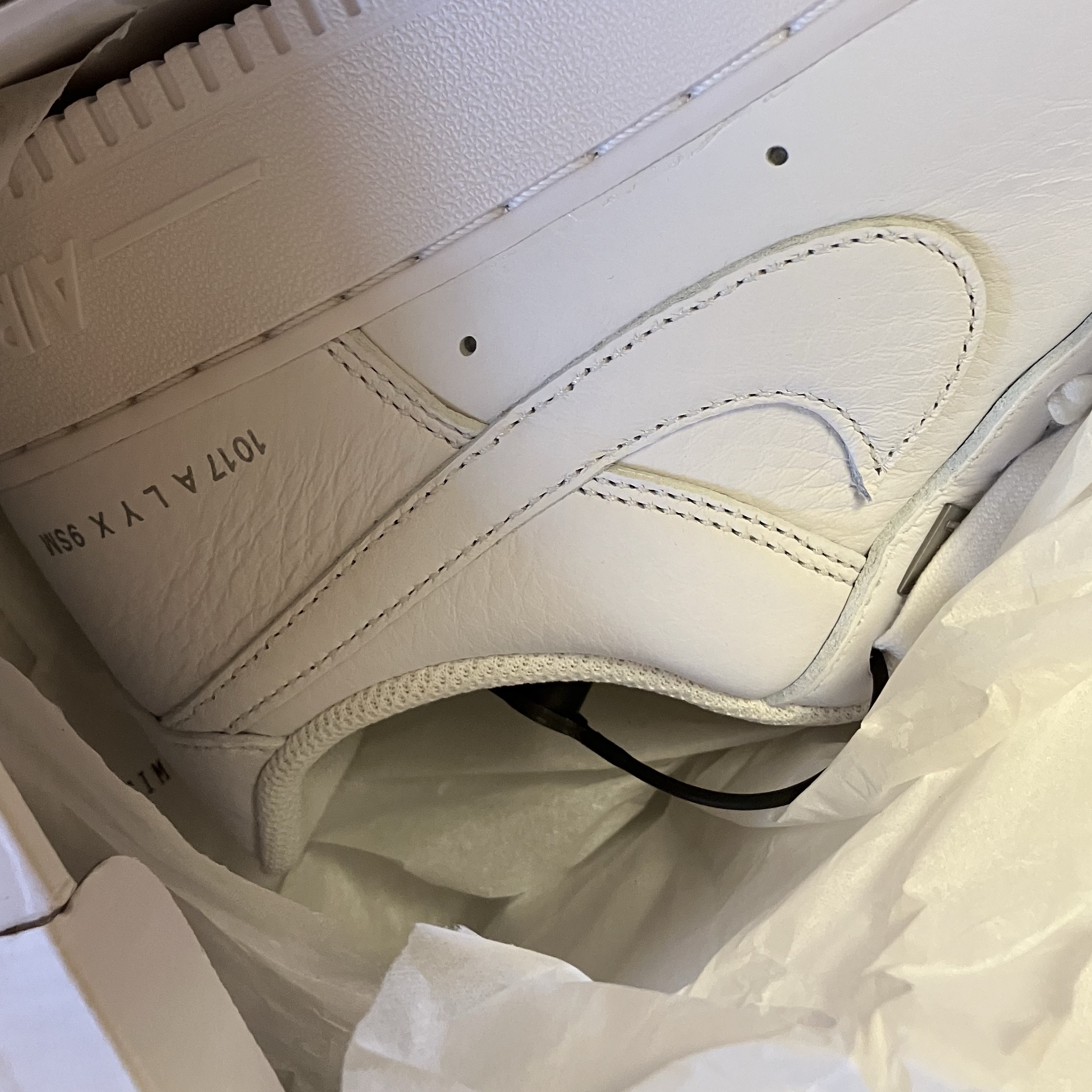 Nike x 1017 Alyx 9SM Air Force 1 Low SP White 착용 스타일 - 2