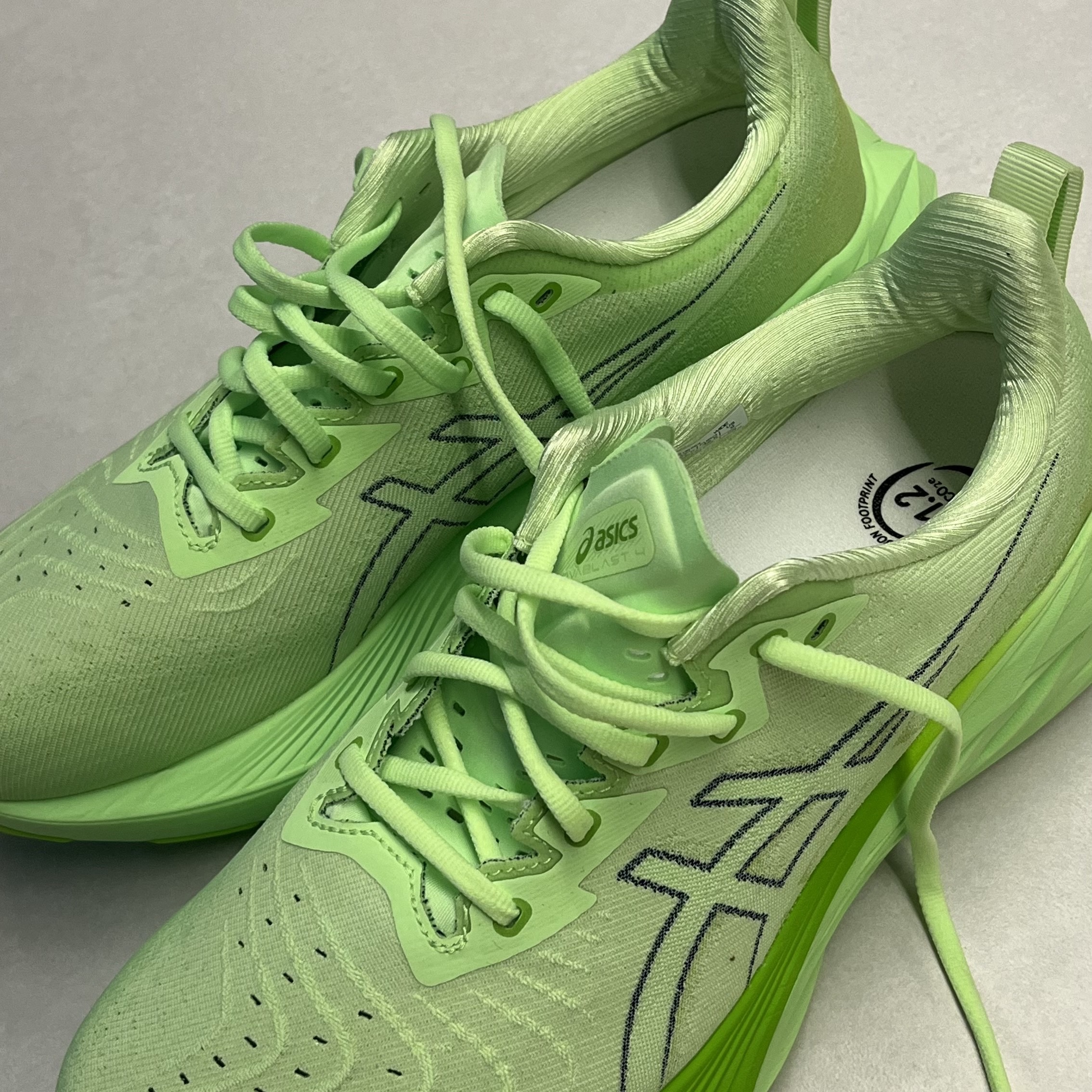 Asics Novablast 4 Illuminate Green Lime Burst - 2E Wide 착용 스타일