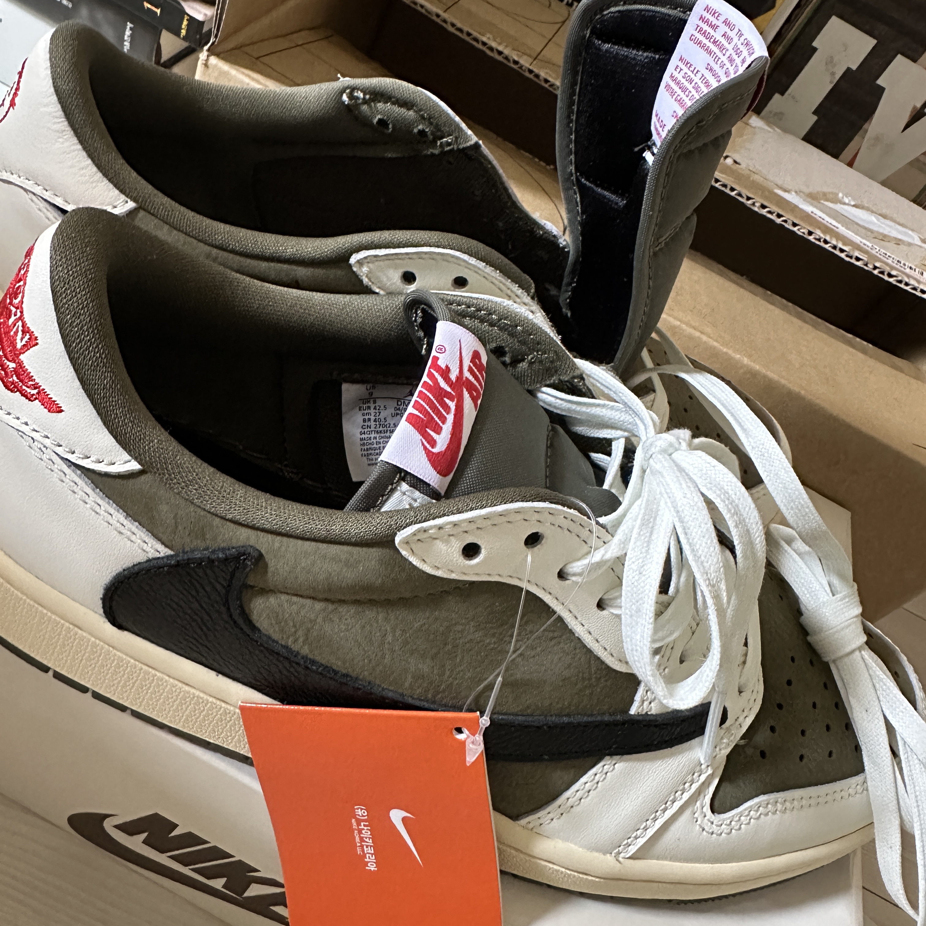 Jordan 1 x Travis Scott Retro Low OG SP Reverse Olive 착용 스타일 - 1