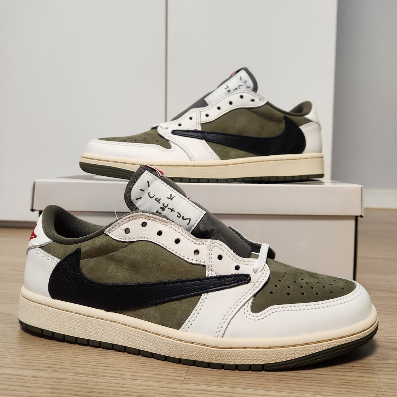 Jordan 1 x Travis Scott Retro Low OG SP Reverse Olive 착용 스타일 - 1