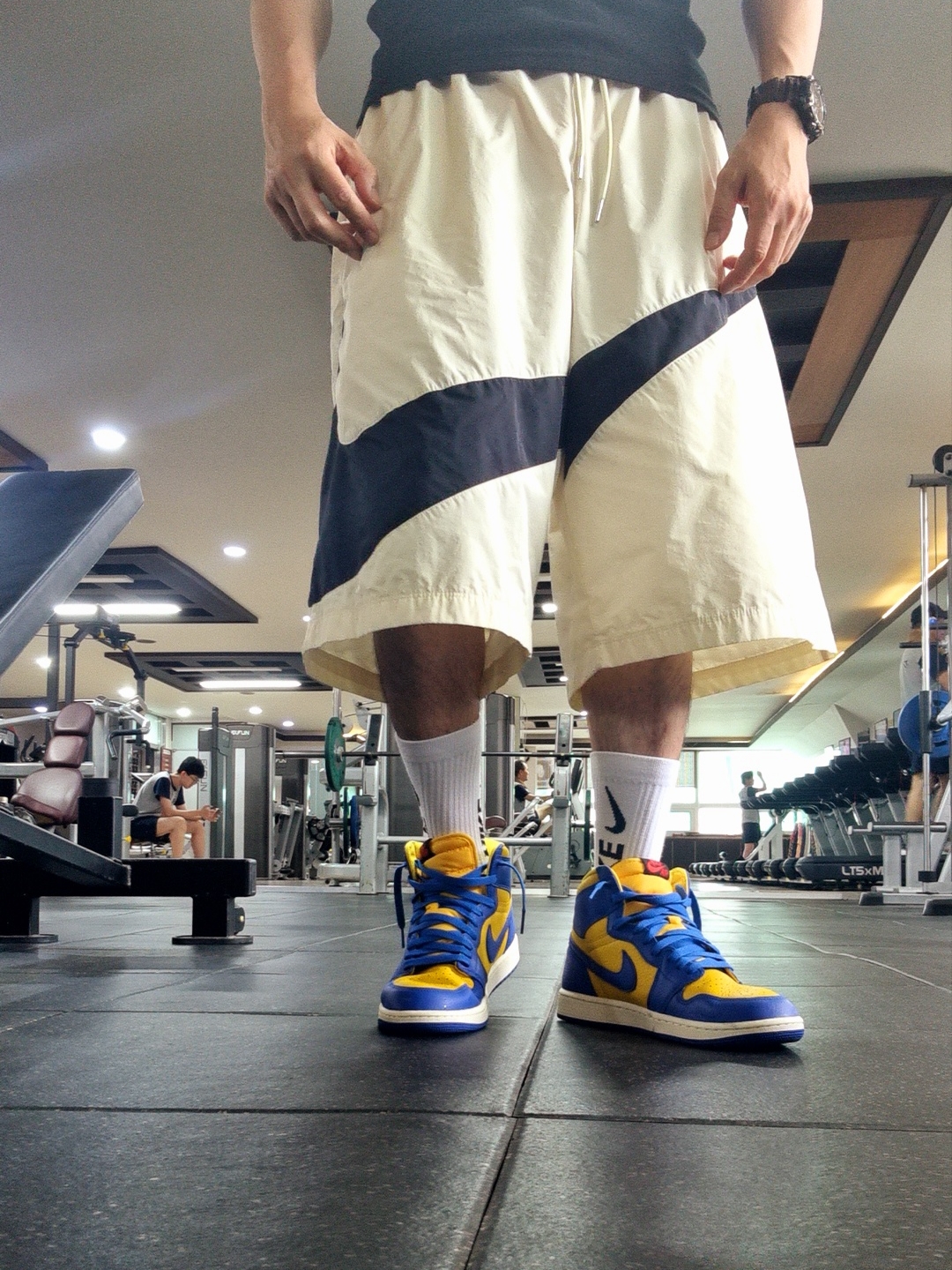 Nike NSW Swoosh Woven Shorts Coconut Milk Black - Asia, (W) Jordan 1 Retro High OG Game Royal and Varsity Maize 착용 스타일 - 1