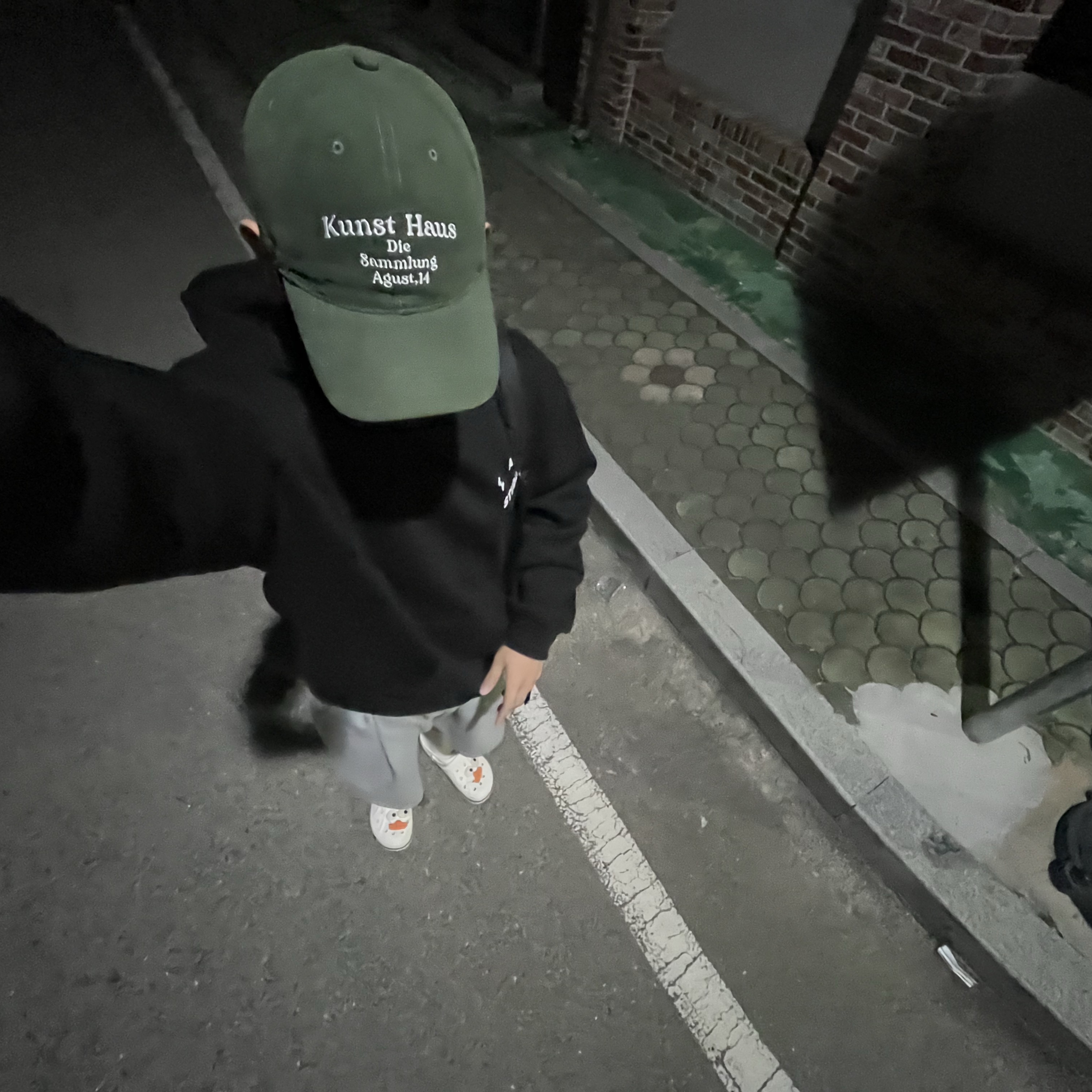 IAB Studio Hoodie Black 착용 스타일 - 2