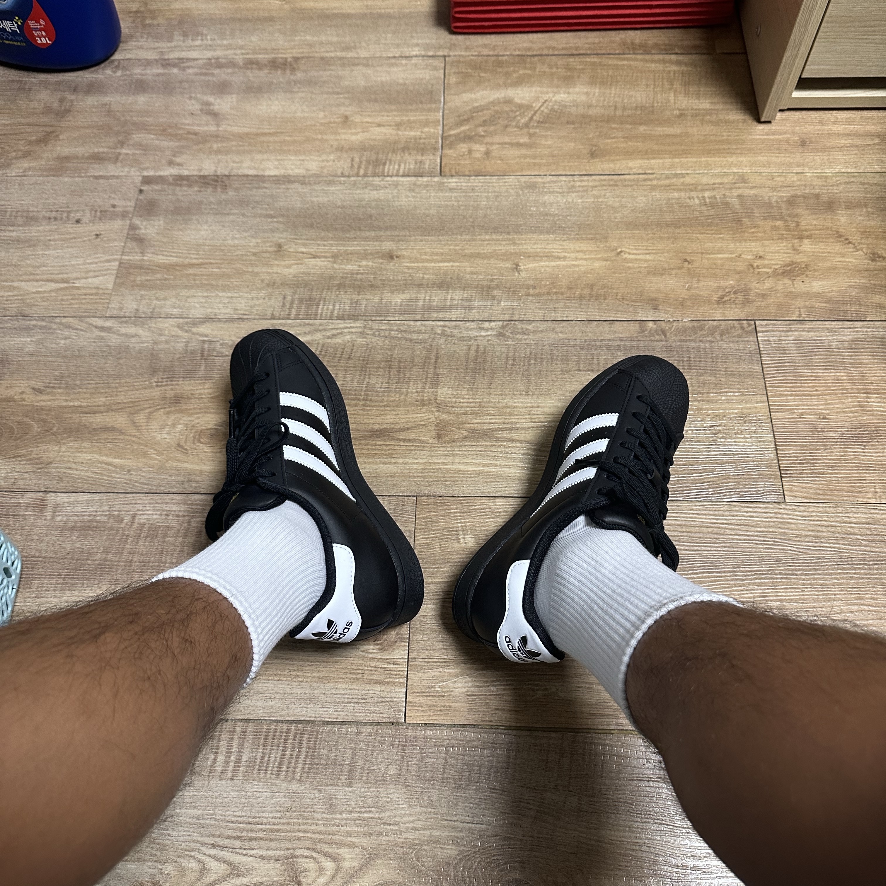 Adidas Superstar Core Black White 착용 스타일