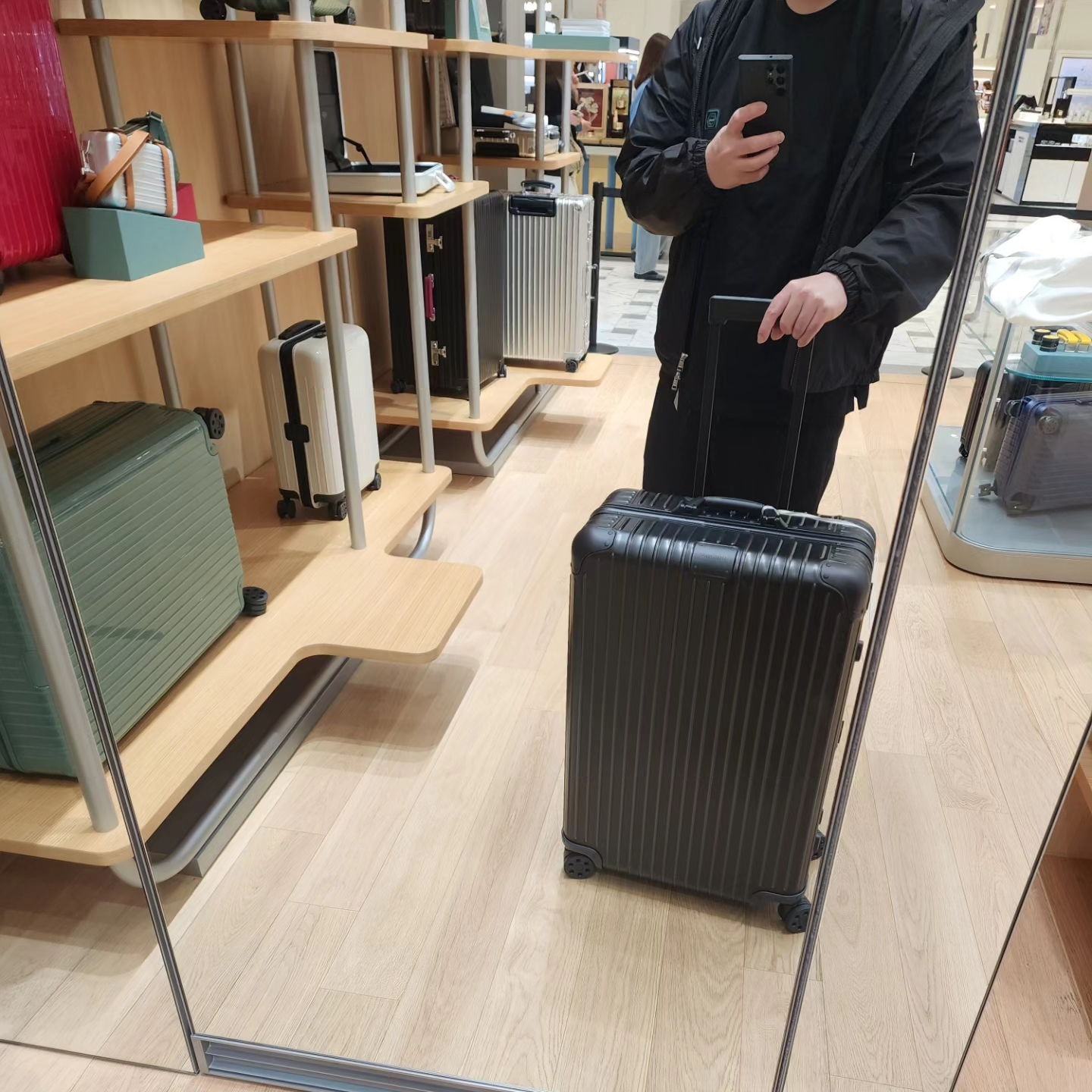 Rimowa Hybrid Check-In M All Black Aluminium-Magnesium Polycarbonate Matte Black 착용 스타일 - 2