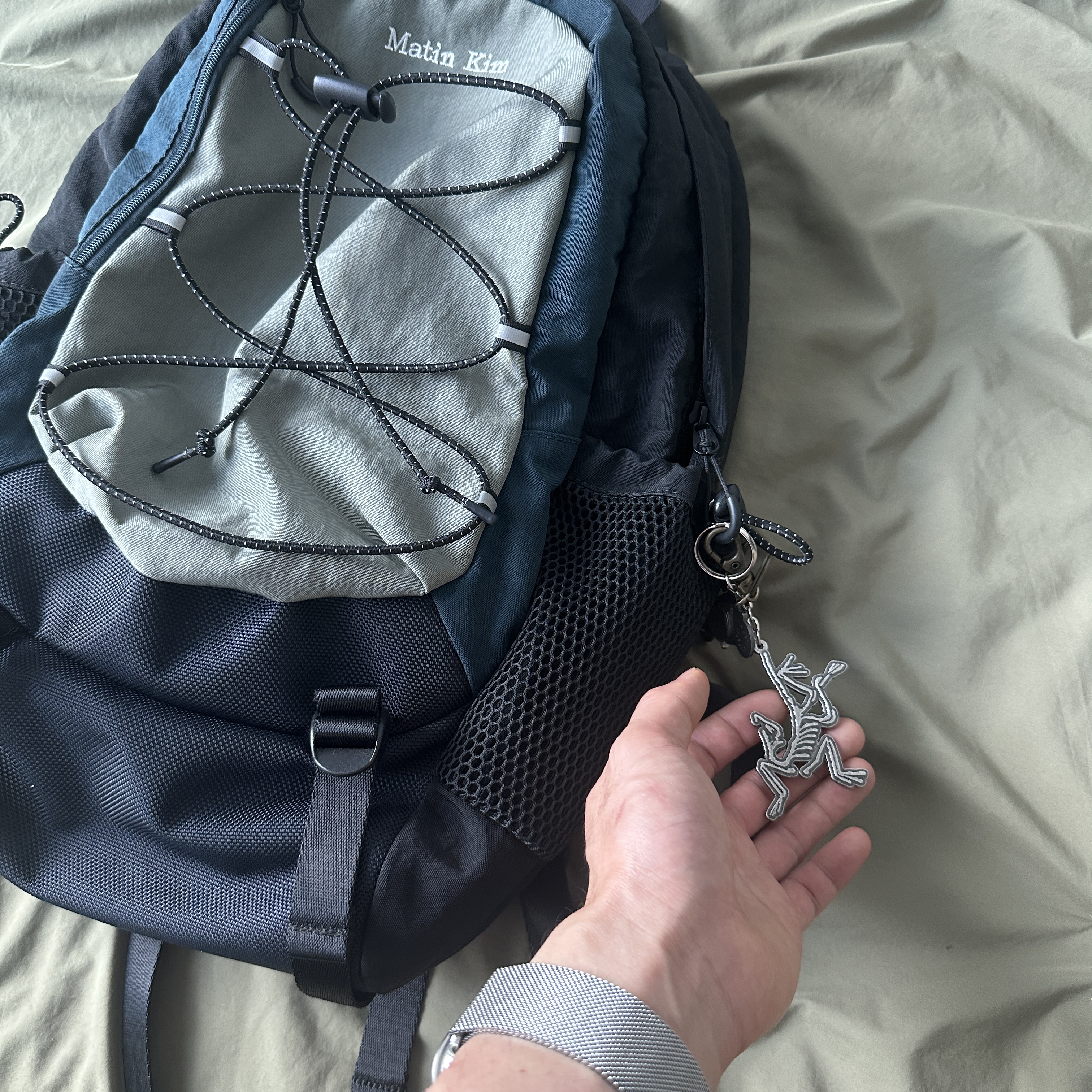 Arc'teryx Keyring Metal, Matin Kim String Utility Backpack Khaki 착용 스타일