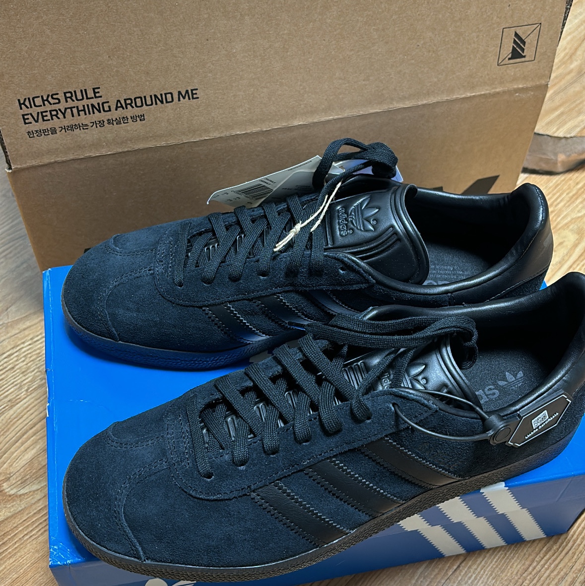 Adidas Gazelle Triple Black 착용 스타일